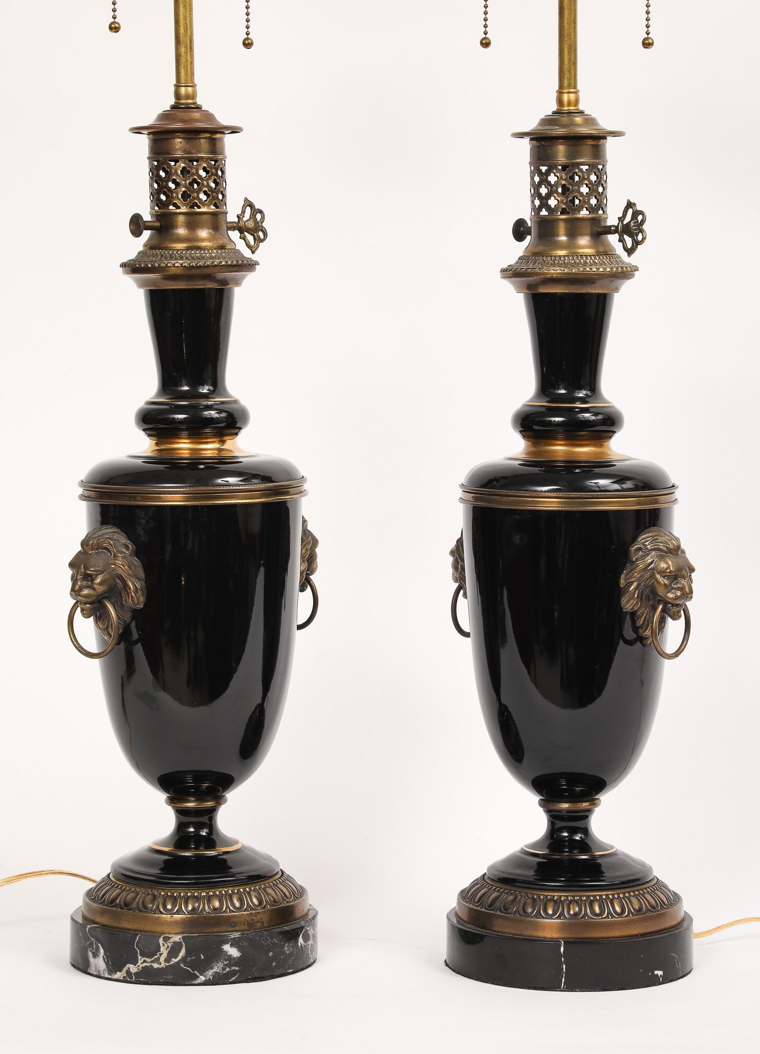 Bronze Paire de lampes de bureau de style Empire français en porcelaine noire et bronze montées sur pied en vente