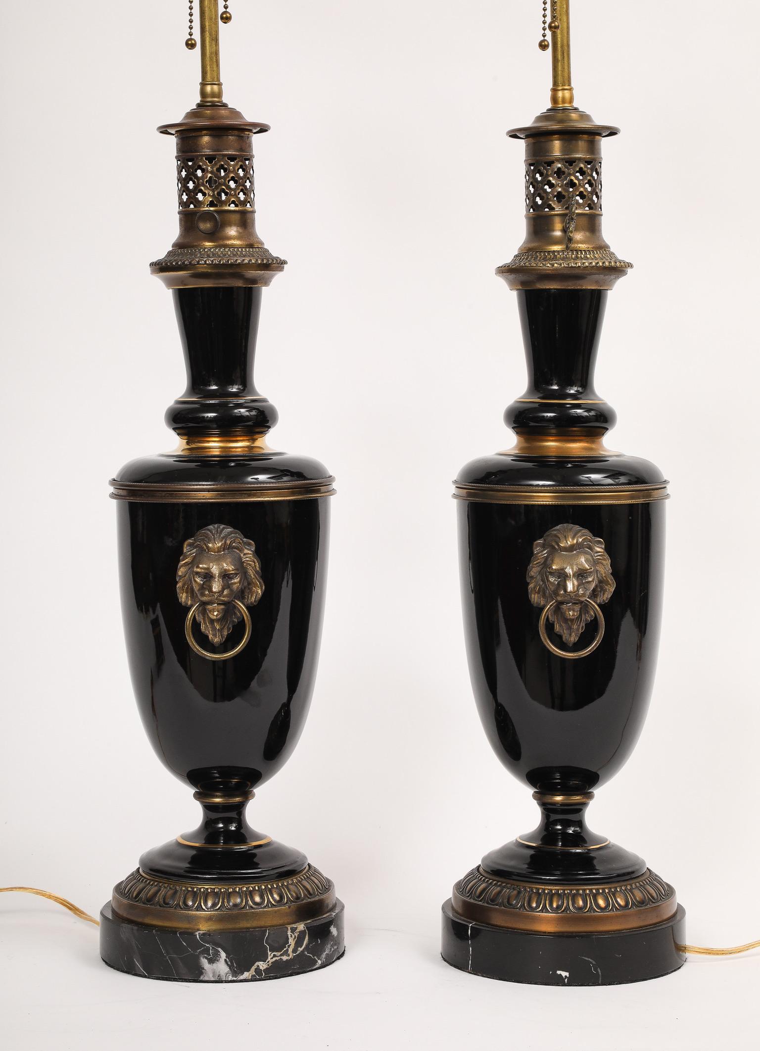 Paire de lampes de bureau de style Empire français en porcelaine noire et bronze montées sur pied en vente 1