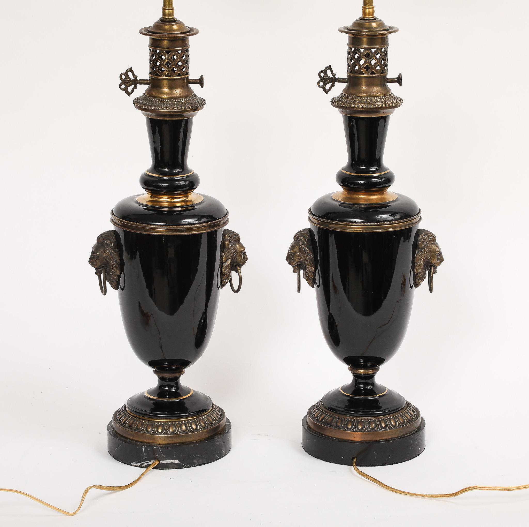 Paire de lampes de bureau de style Empire français en porcelaine noire et bronze montées sur pied en vente 2