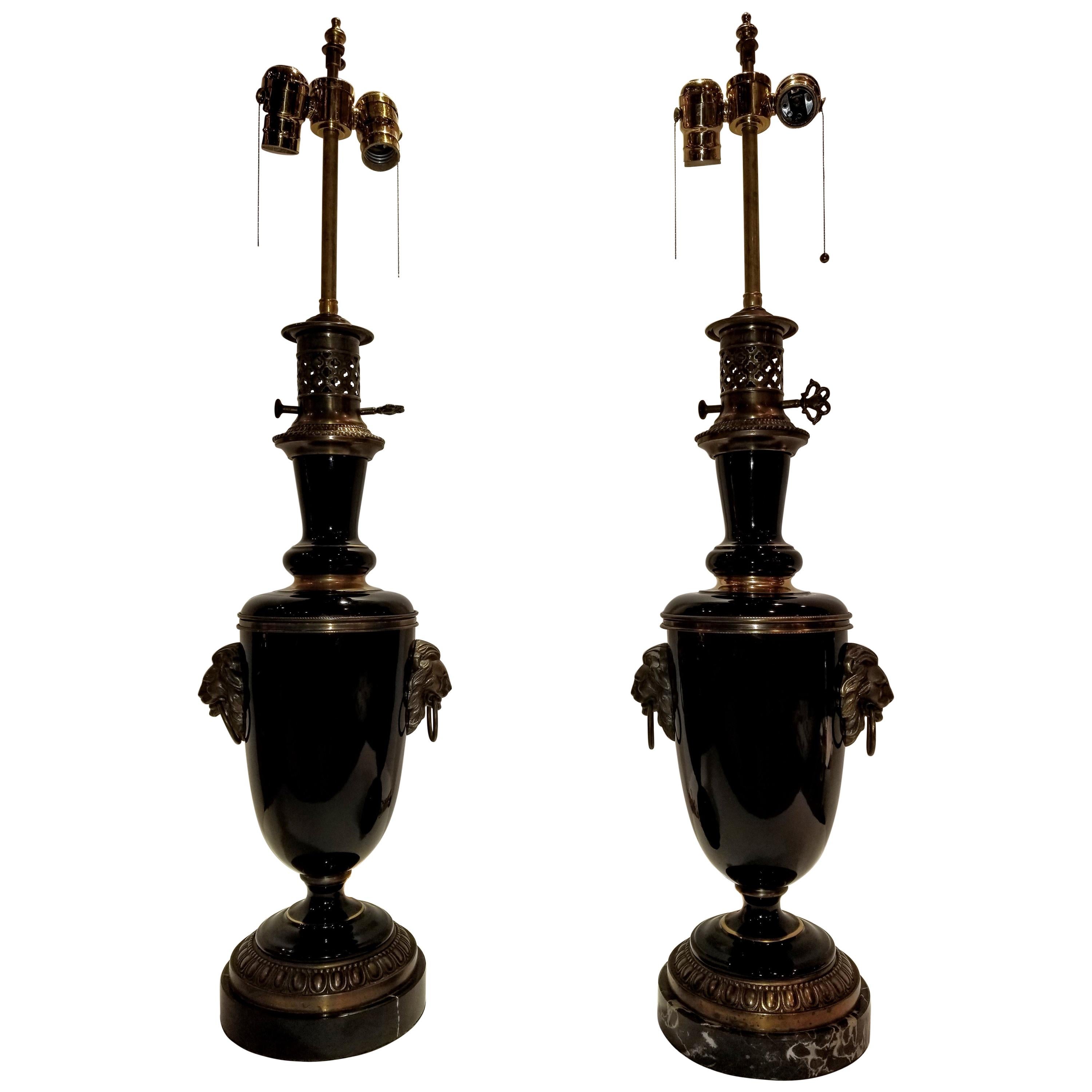 Fino par de lámparas de sobremesa montadas en porcelana negra y bronce de estilo Imperio francés
