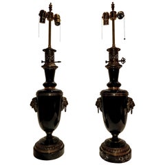 Paire de lampes de bureau de style Empire français en porcelaine noire et bronze montées sur pied
