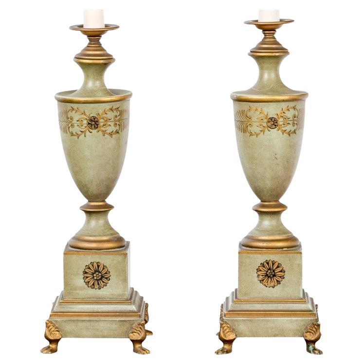 Bella coppia di lampade a urna in metallo dipinto in stile impero francese in vendita