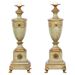 Bella coppia di lampade a urna in metallo dipinto in stile impero francese
