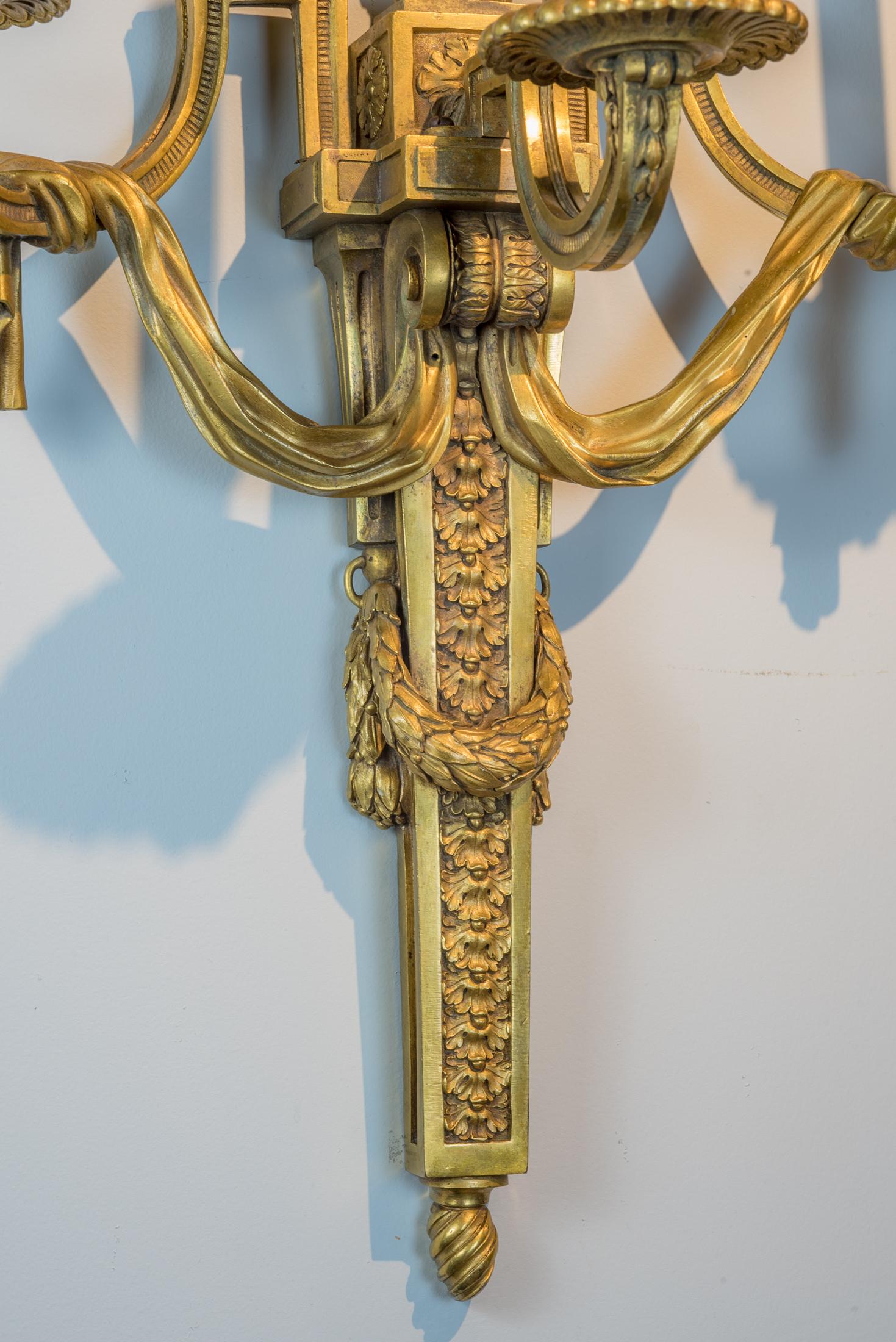 Feines Paar französischer dreiflammiger Wandleuchter aus vergoldeter Bronze (Gegossen) im Angebot