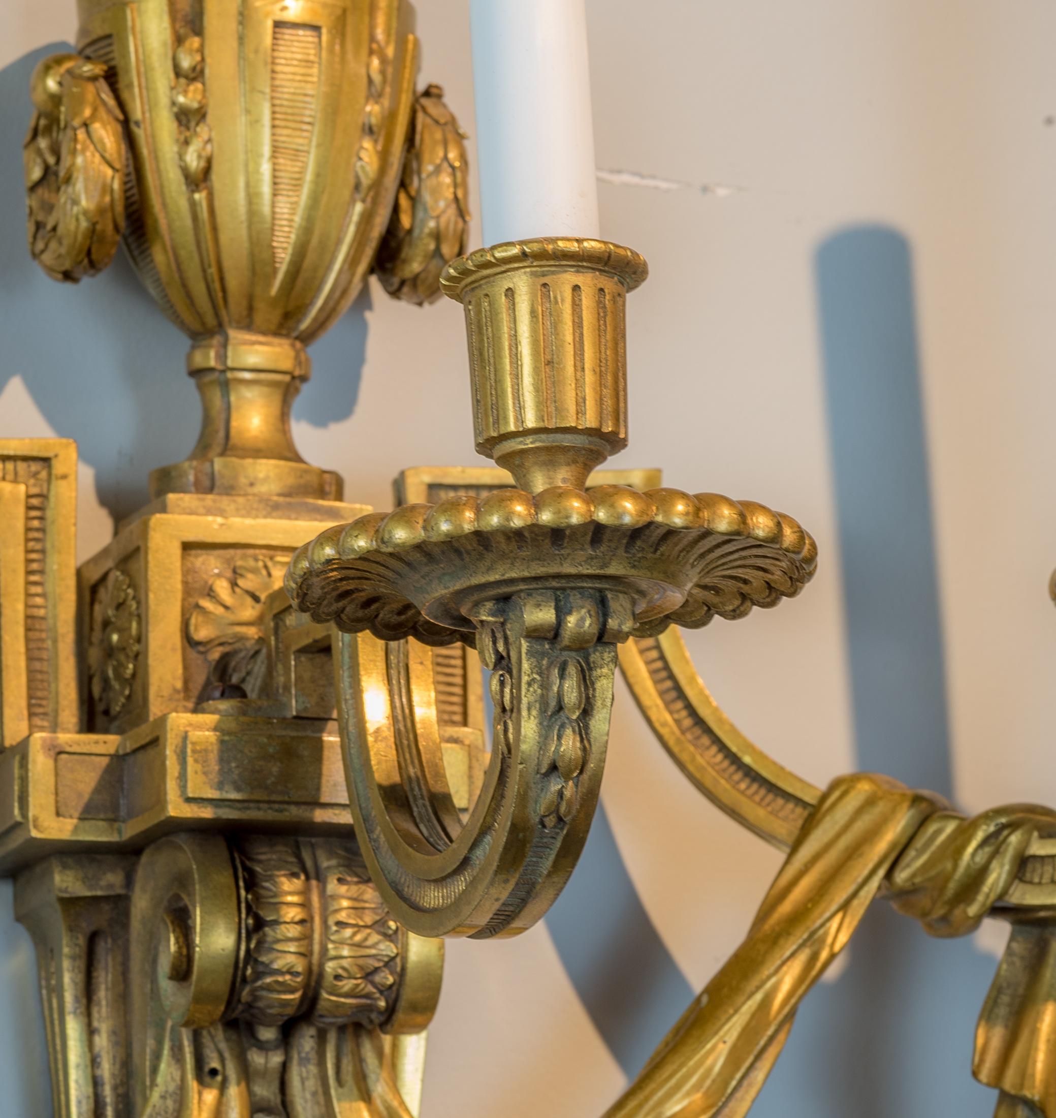 Feines Paar französischer dreiflammiger Wandleuchter aus vergoldeter Bronze im Zustand „Gut“ im Angebot in New York, NY