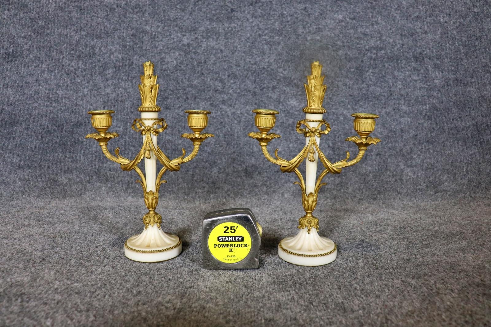 Raffinata coppia di candelabri francesi in stile Luigi XV in bronzo con basi in marmo bianco in vendita 4
