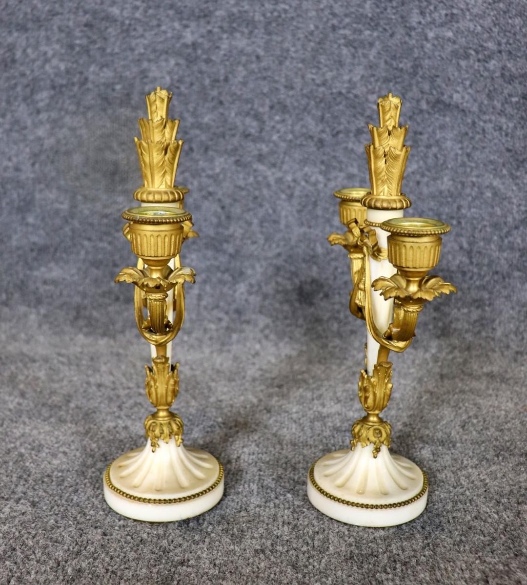 Raffinata coppia di candelabri francesi in stile Luigi XV in bronzo con basi in marmo bianco In condizioni buone in vendita a Swedesboro, NJ