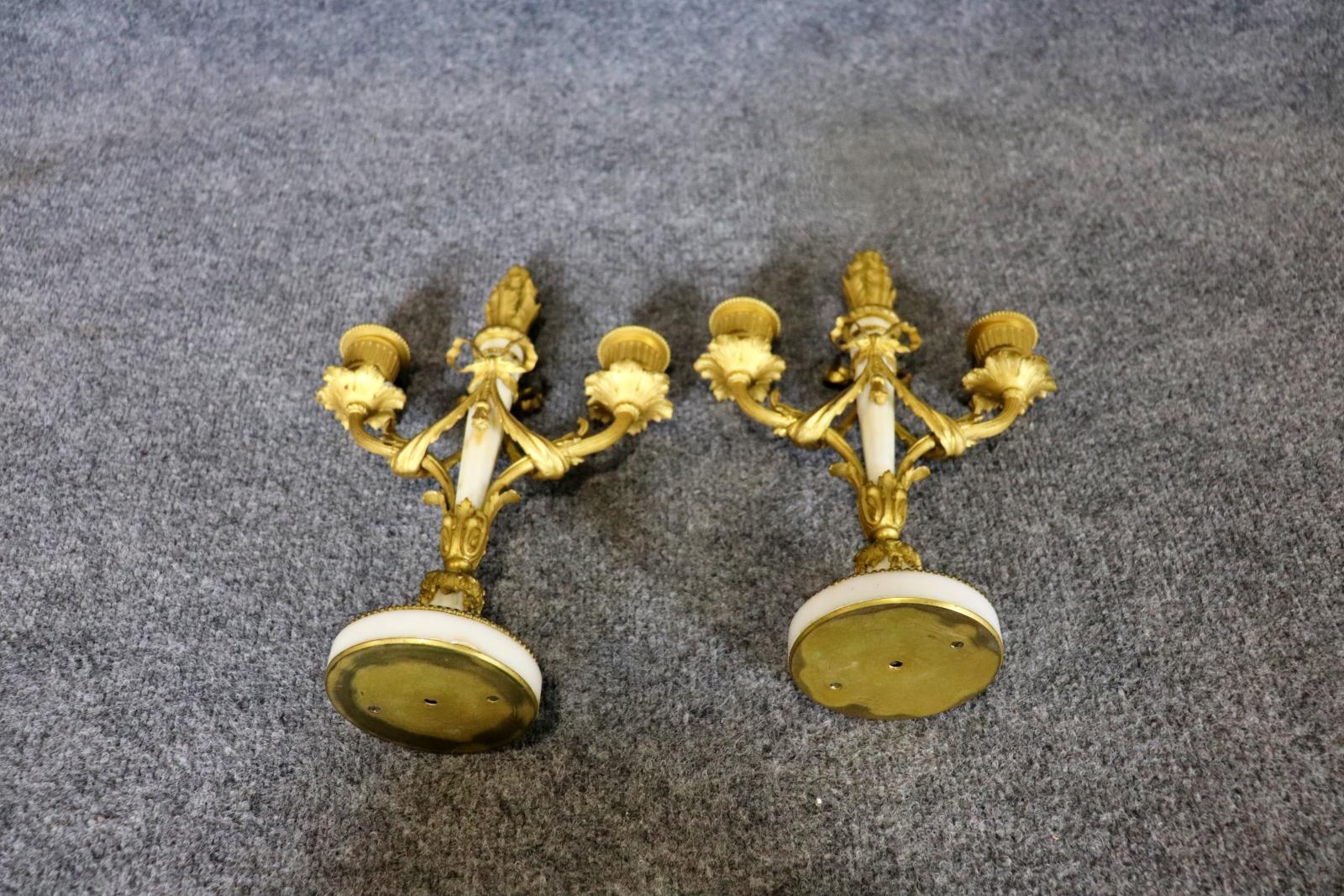 Raffinata coppia di candelabri francesi in stile Luigi XV in bronzo con basi in marmo bianco in vendita 2