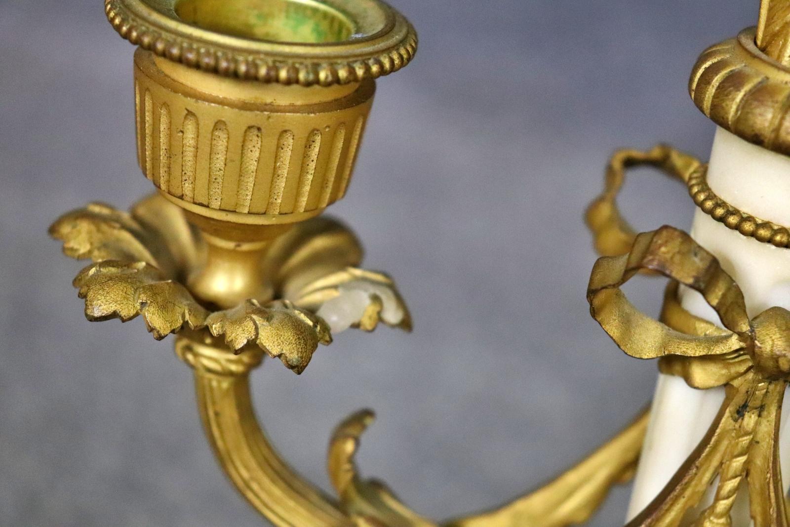 Raffinata coppia di candelabri francesi in stile Luigi XV in bronzo con basi in marmo bianco in vendita 3