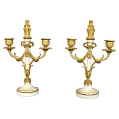 Feines Paar französischer Bronzekandelaber im Louis-XV-Stil mit weißen Marmorsockeln
