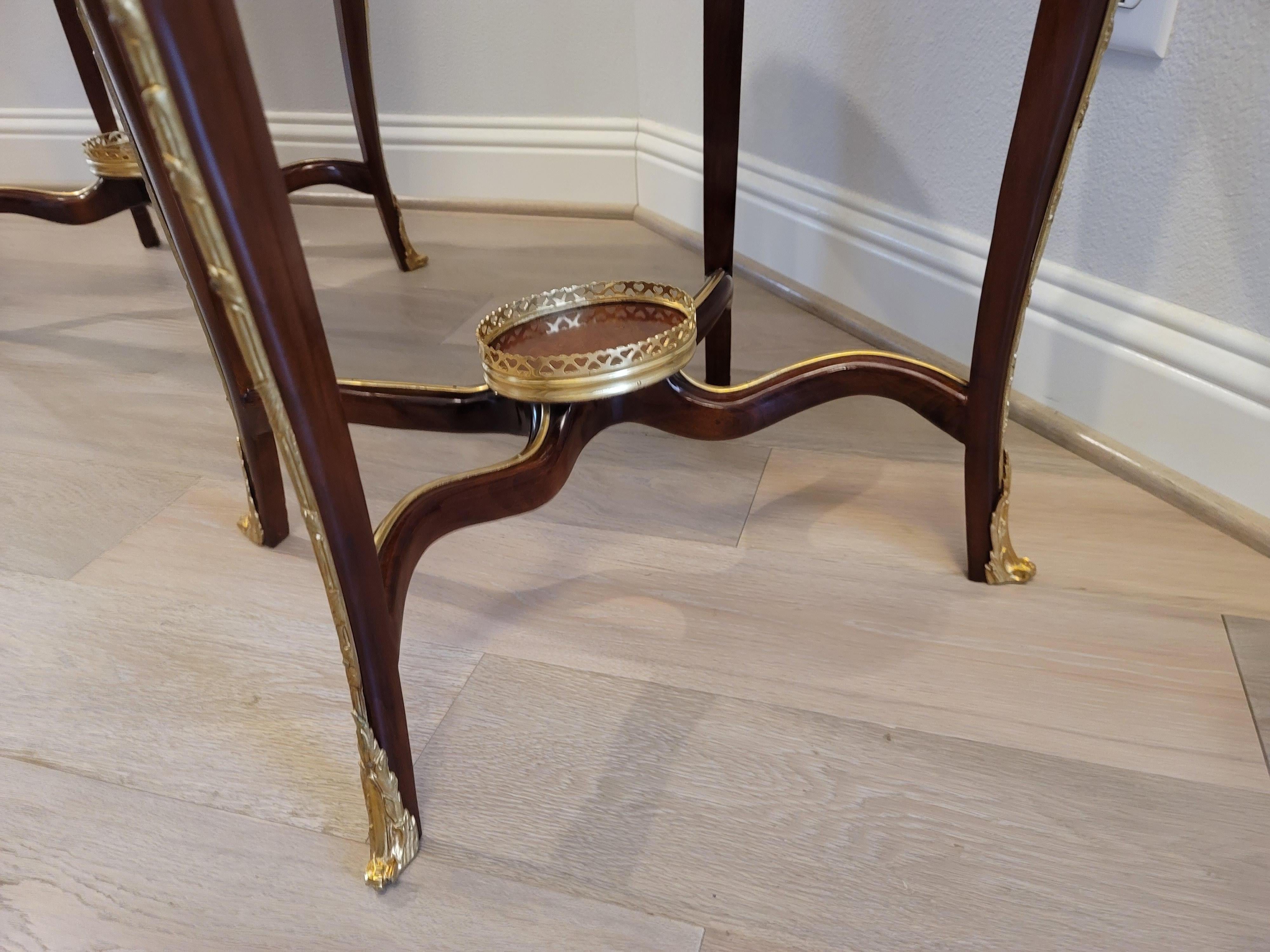 Paire d'attaches françaises de style Louis XV de style François Linke Tables d'appoint en vente 7