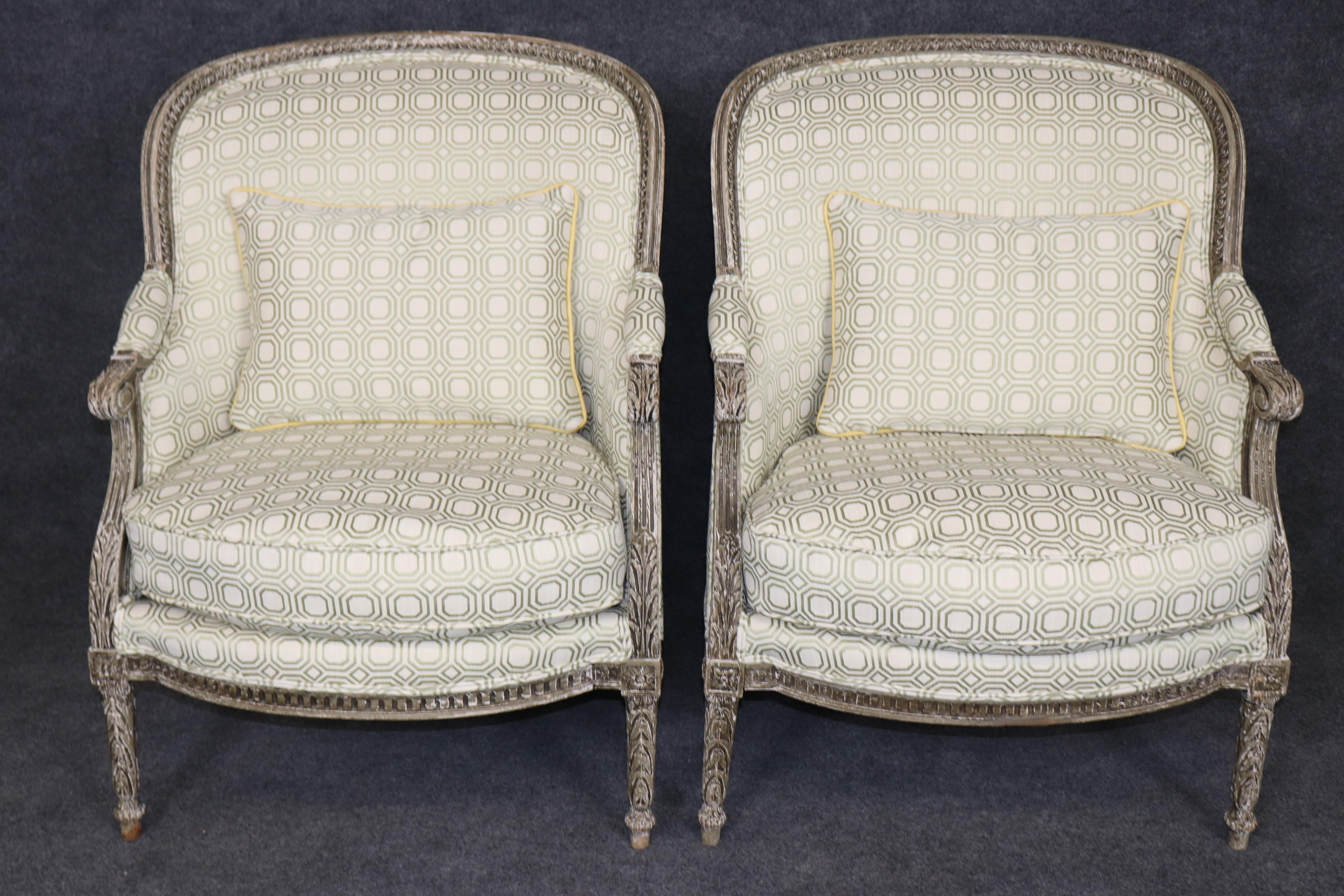 Sconosciuto Raffinata coppia di sedie bergere francesi Luigi XVI dipinte su larga scala in vendita