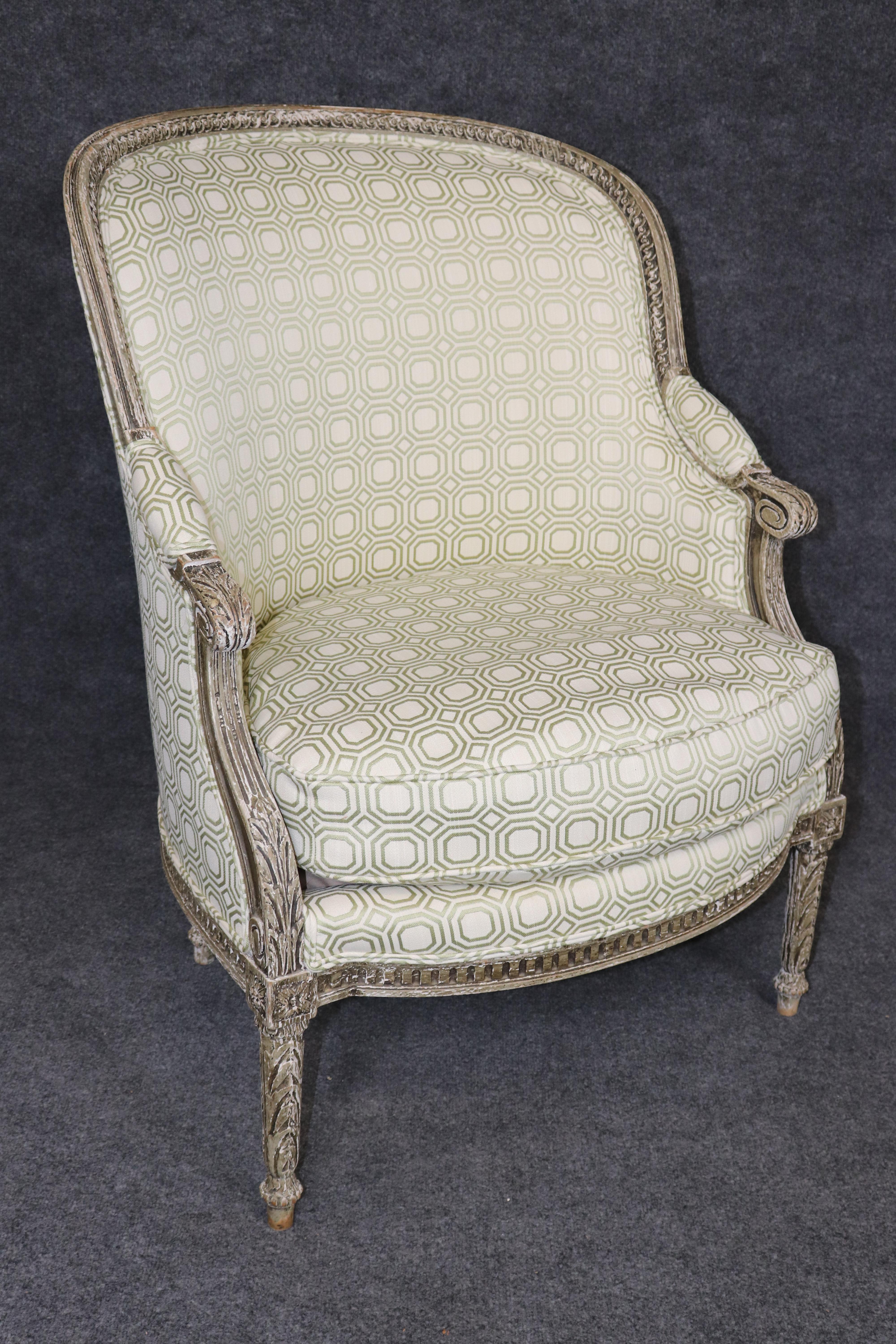Raffinata coppia di sedie bergere francesi Luigi XVI dipinte su larga scala in vendita 1