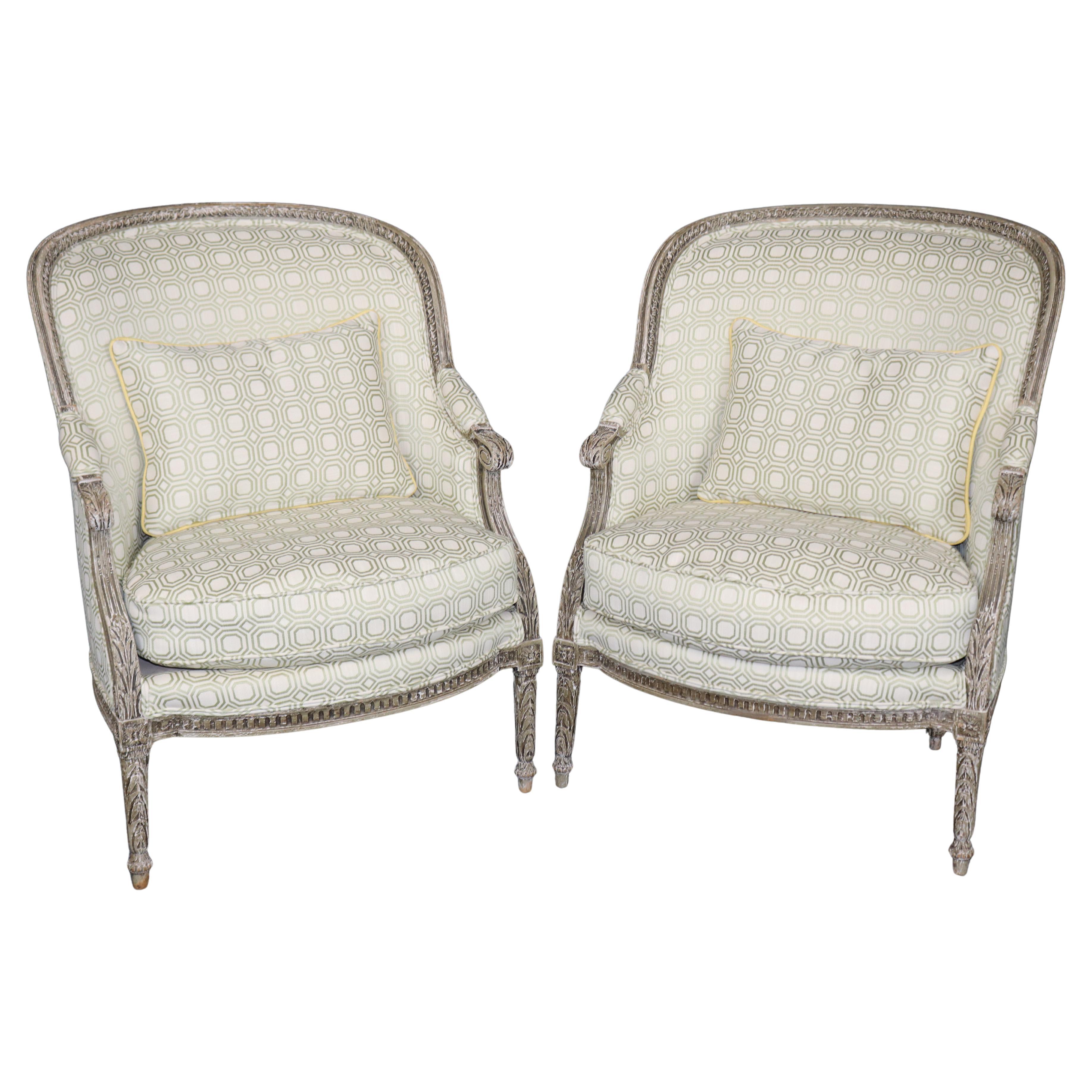 Paire de chaises bergères françaises Louis XVI peintes à grande échelle