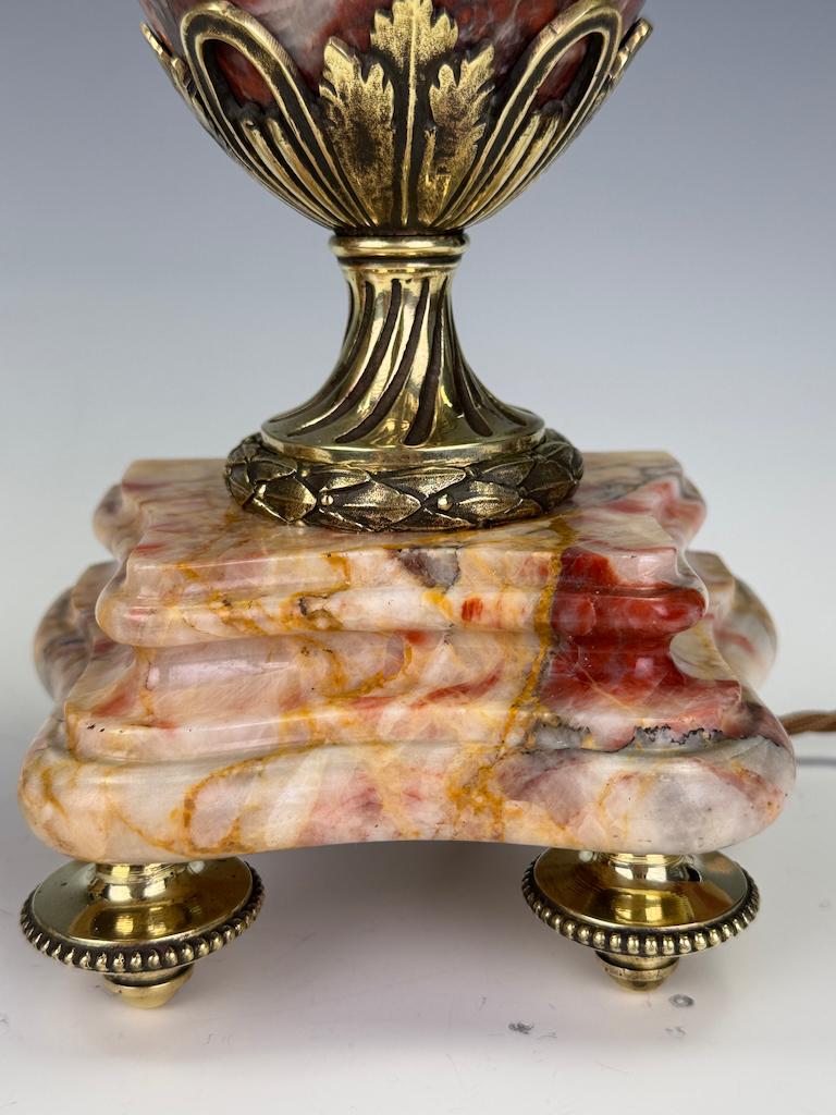 Paire de lampes-urnes néoclassiques françaises en marbre veiné et bronze doré, 19t en vente 5