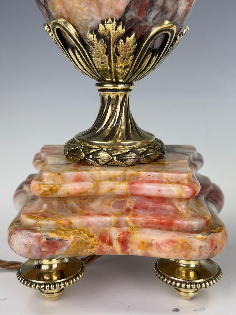 Paire de lampes-urnes néoclassiques françaises en marbre veiné et bronze doré, 19t en vente 6