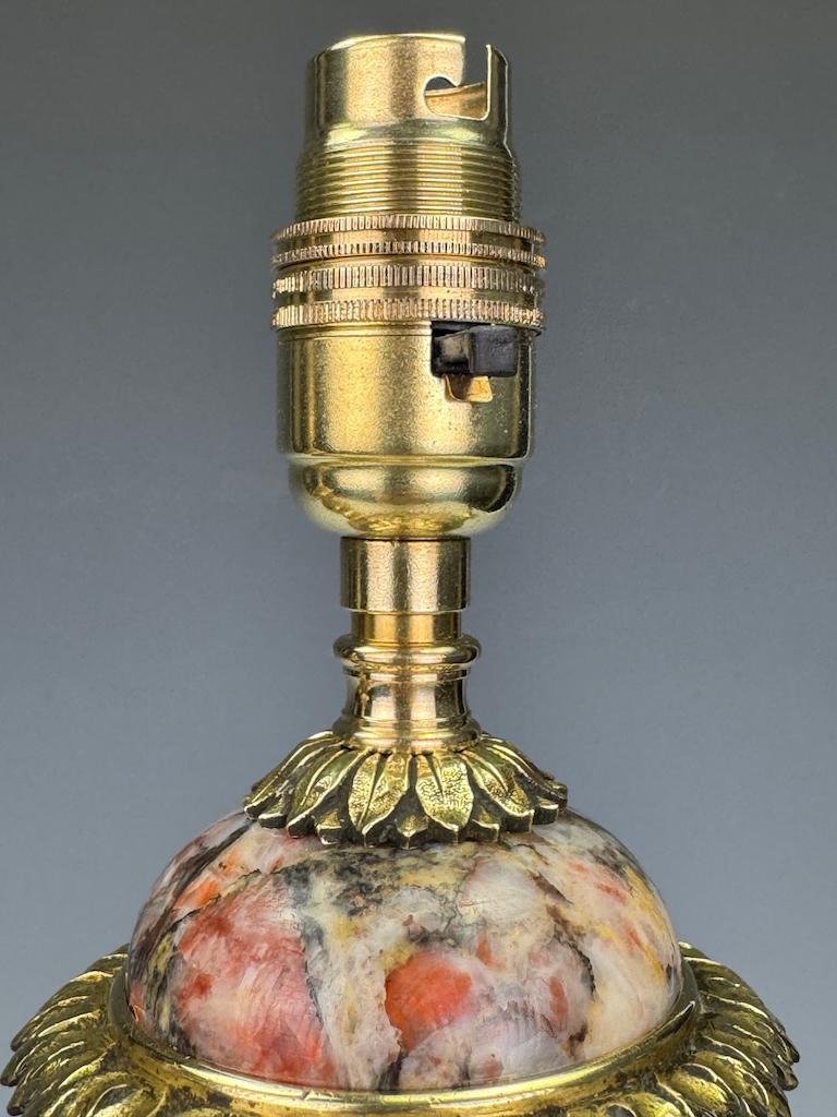 Paire de lampes-urnes néoclassiques françaises en marbre veiné et bronze doré, 19t en vente 7