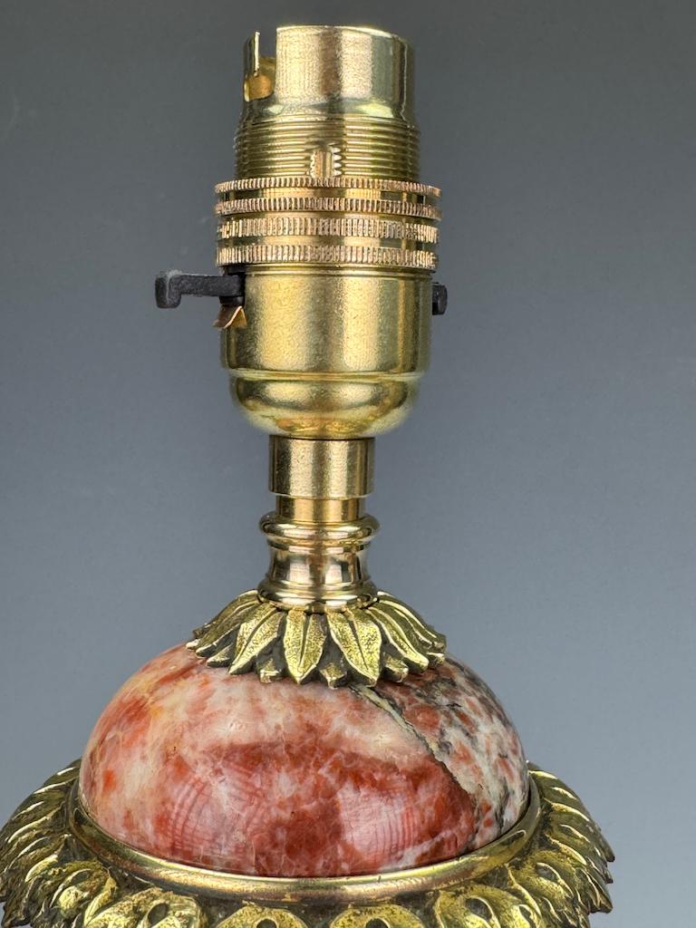 Paire de lampes-urnes néoclassiques françaises en marbre veiné et bronze doré, 19t en vente 8