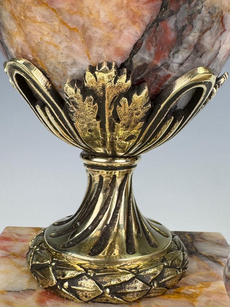 Paire de lampes-urnes néoclassiques françaises en marbre veiné et bronze doré, 19t en vente 9