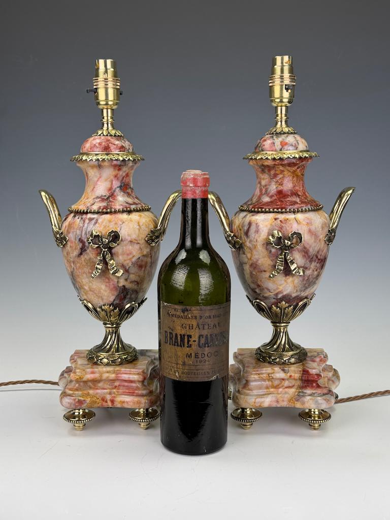 Néoclassique Paire de lampes-urnes néoclassiques françaises en marbre veiné et bronze doré, 19t en vente