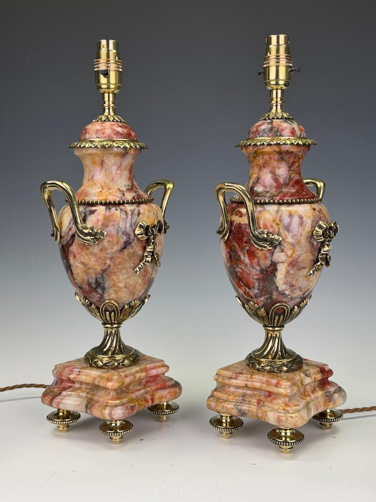 Français Paire de lampes-urnes néoclassiques françaises en marbre veiné et bronze doré, 19t en vente
