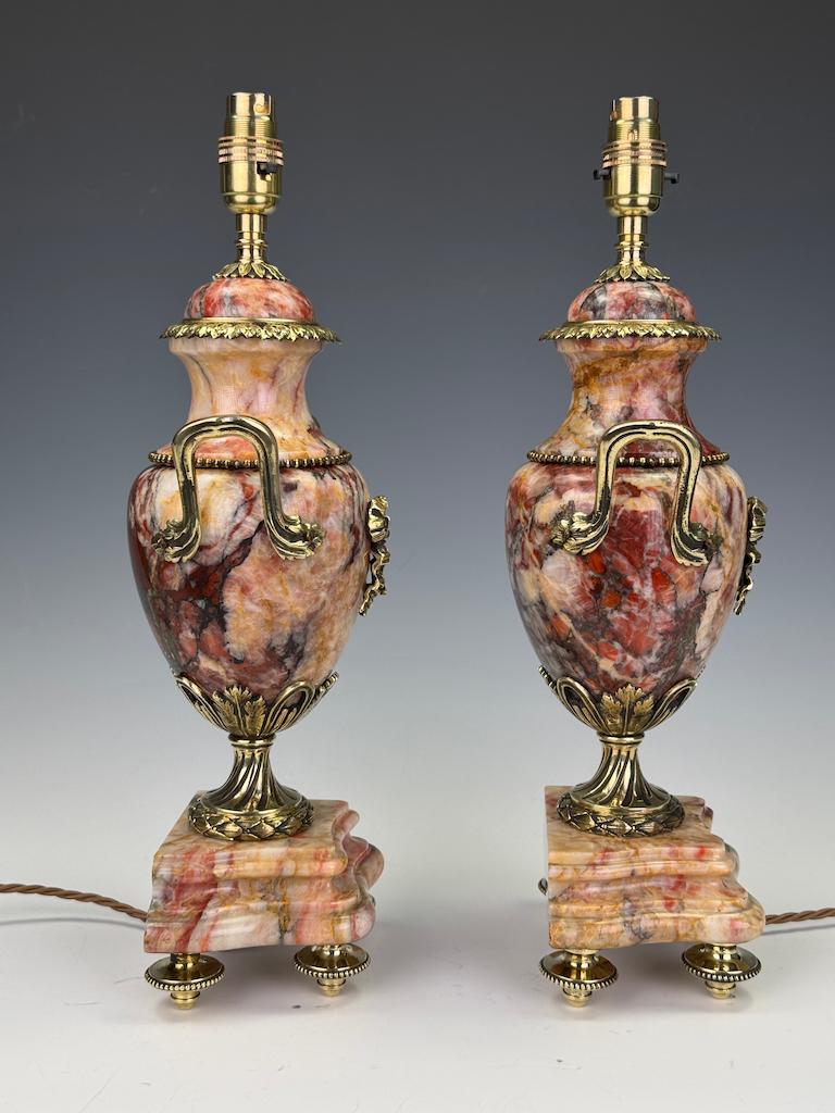 Paire de lampes-urnes néoclassiques françaises en marbre veiné et bronze doré, 19t Bon état - En vente à Lincoln, GB