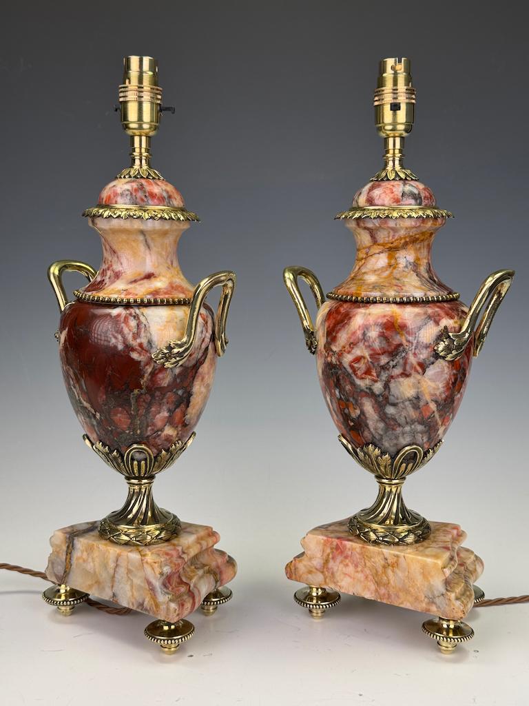 XIXe siècle Paire de lampes-urnes néoclassiques françaises en marbre veiné et bronze doré, 19t en vente