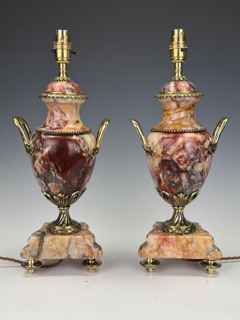 Marbre Paire de lampes-urnes néoclassiques françaises en marbre veiné et bronze doré, 19t en vente