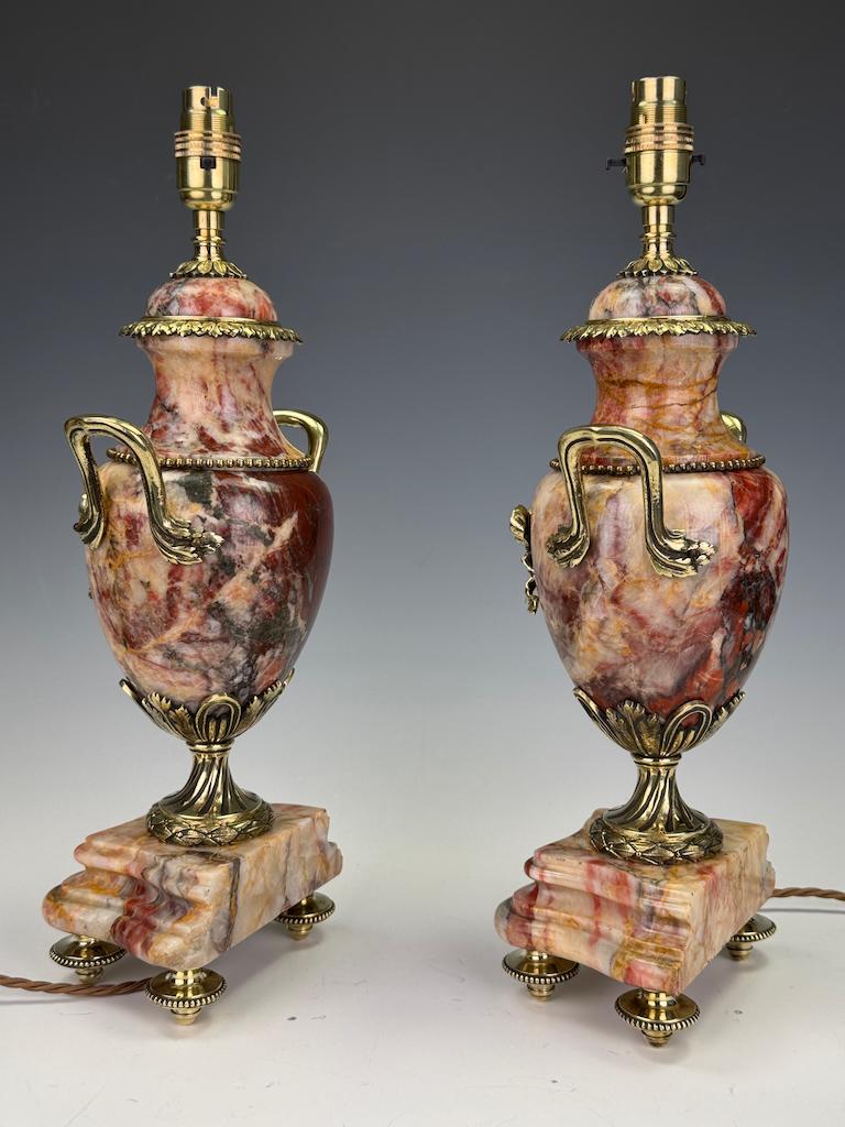 Paire de lampes-urnes néoclassiques françaises en marbre veiné et bronze doré, 19t en vente 1