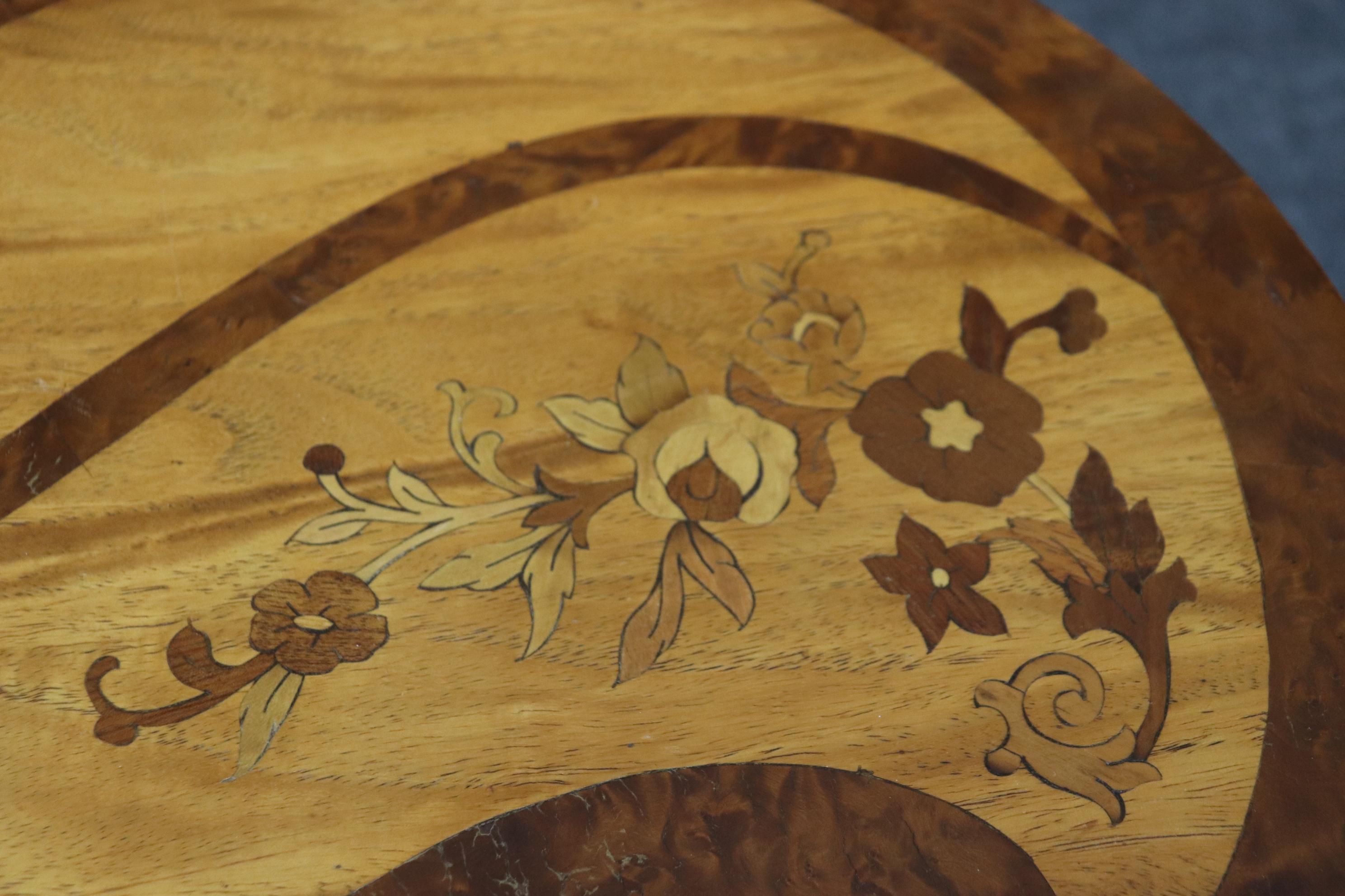 Paire de tables d'appoint en noyer et satiné sculptées en forme de rognons en vente 3