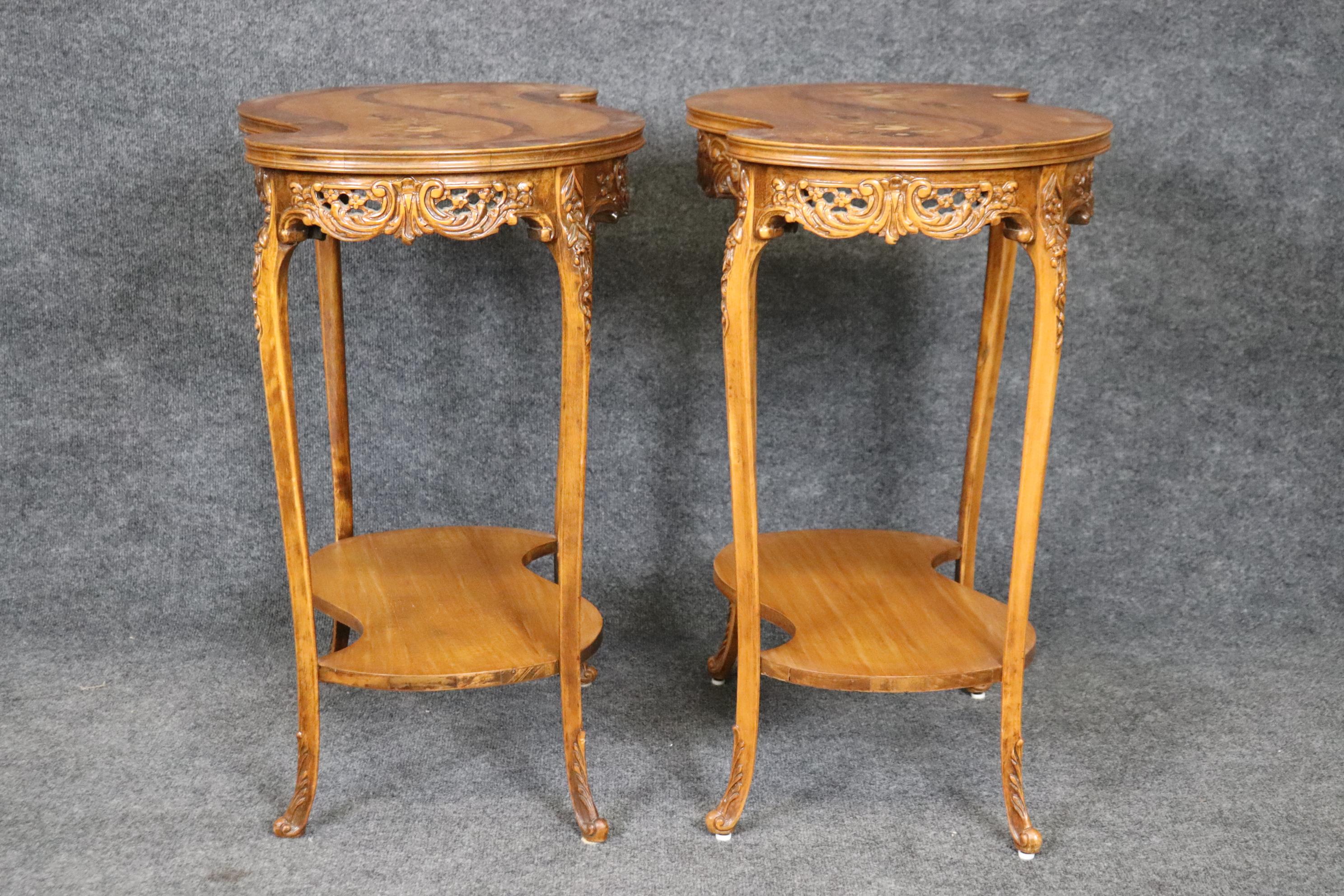 Voici une magnifique paire de tables d'appoint de style Louis XV en noyer avec incrustation de noyer ronce et de bois satiné. Les tables sont en bon état vintage. Elle mesure 28,5 de haut x 24 de large x 16 de profondeur. Elle date des années 1950