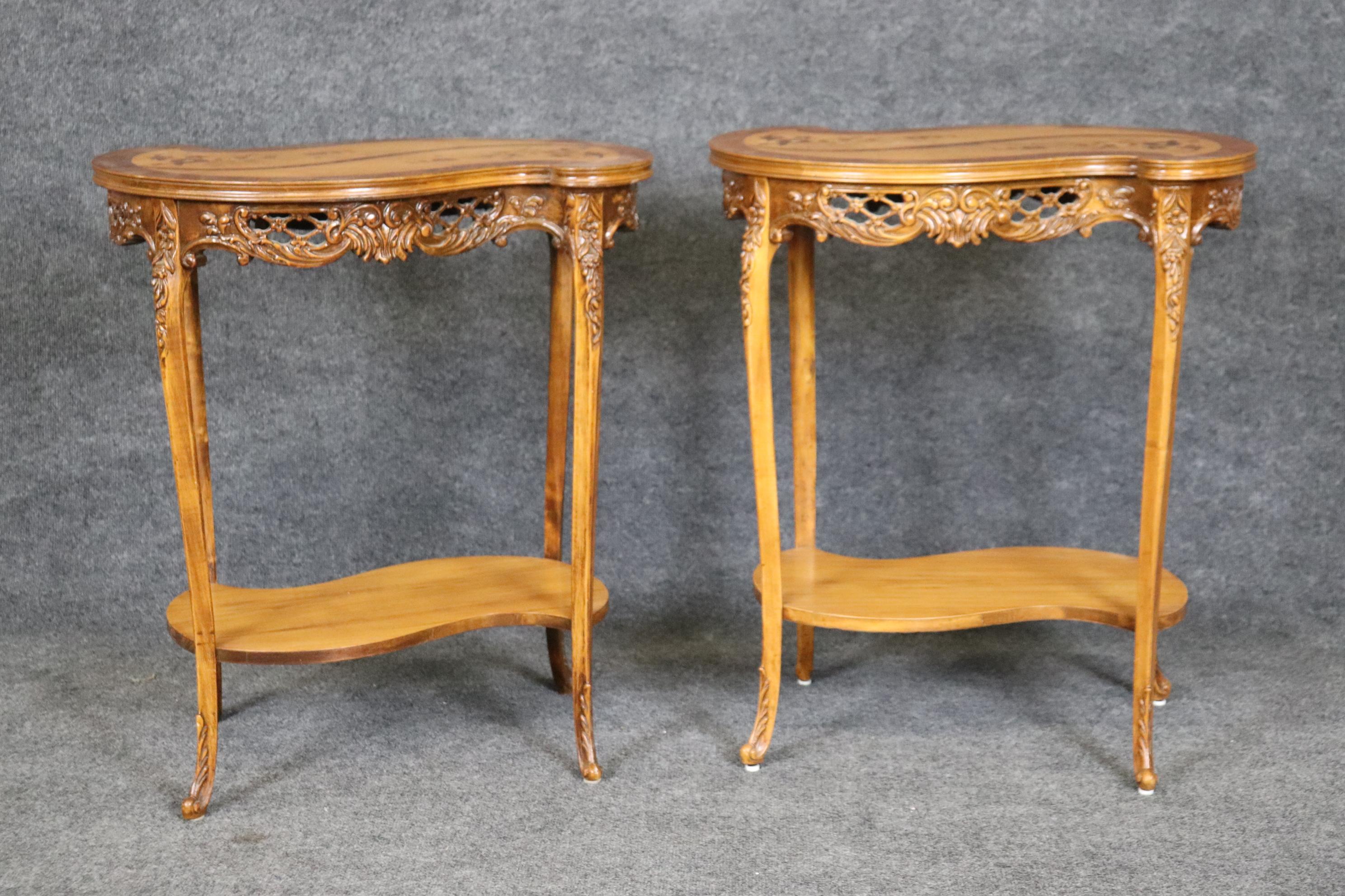 Louis XV Paire de tables d'appoint en noyer et satiné sculptées en forme de rognons en vente