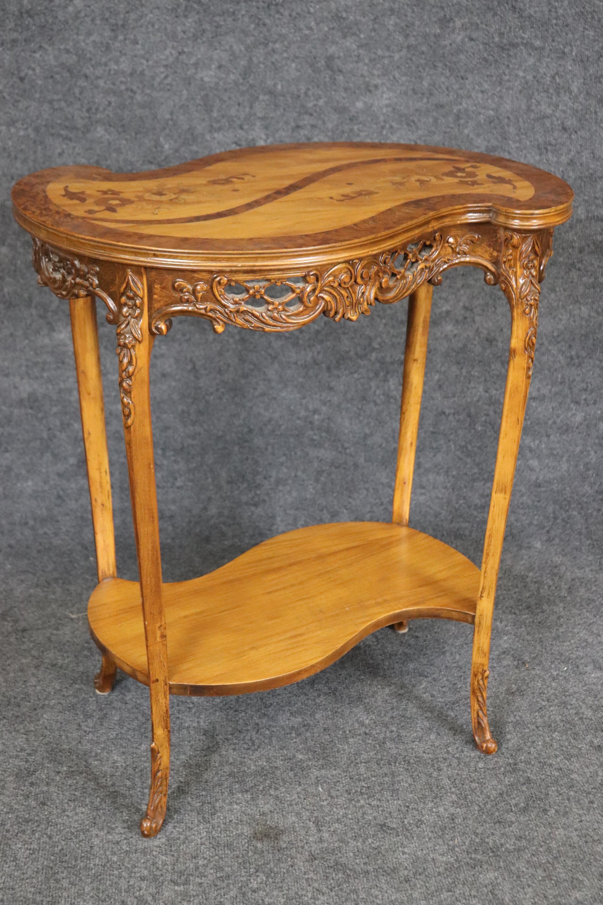 Fine Pair of French Walnut and Satinwood Carved Kidney Shapes End Tables  In Good Condition For Sale In Swedesboro, NJ