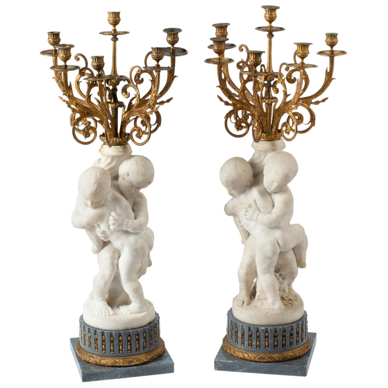 Paar französische figurale Sechs-Licht-Kandelaber aus weißem Marmor und vergoldeter Bronze
