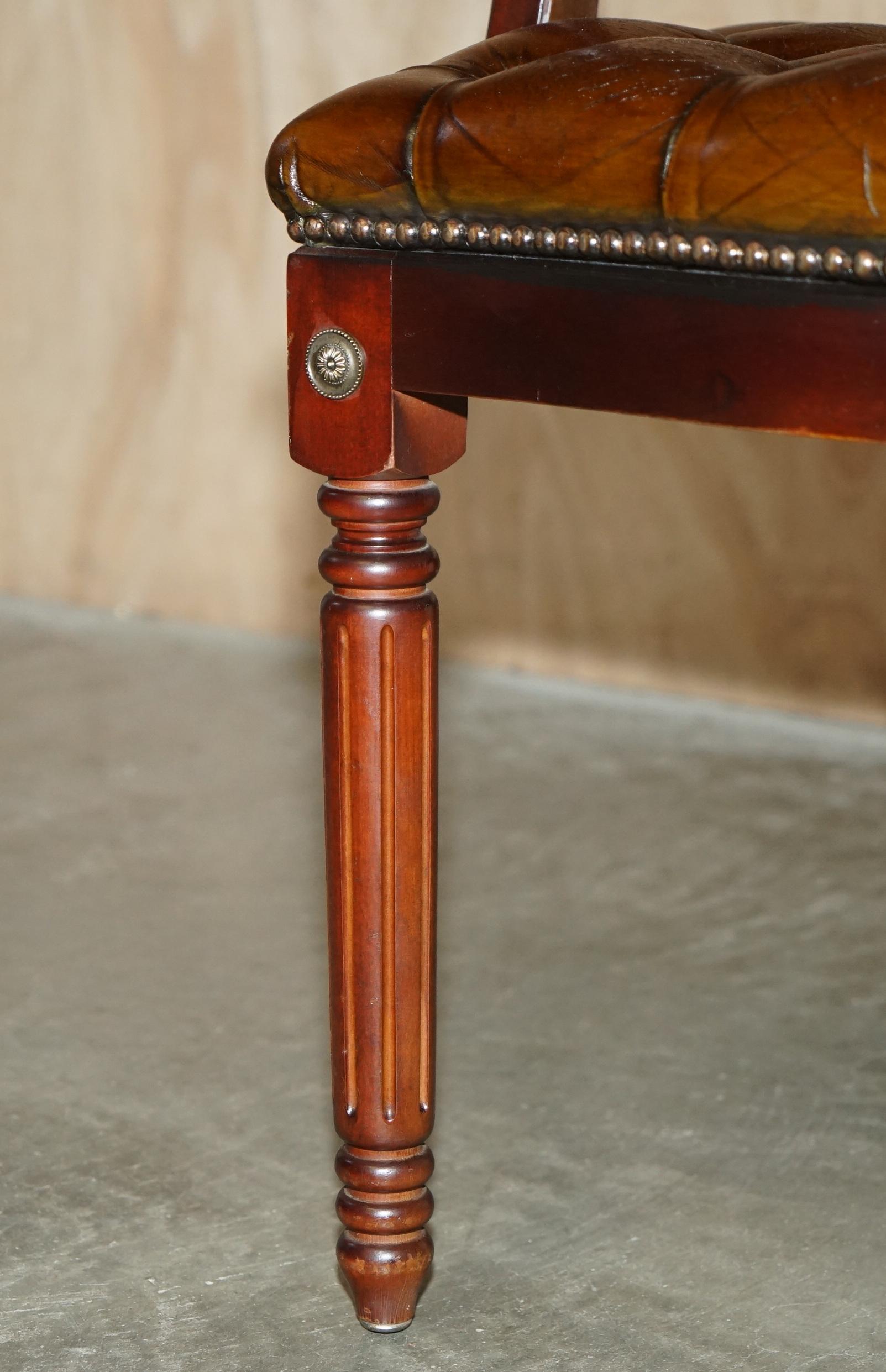 UN BEL PAIO DI POLTRONE DA LETTURA IN PELLE MARRONE DI CHEsterfield COMPLETAMENTE RISTRUTTURATE in vendita 2