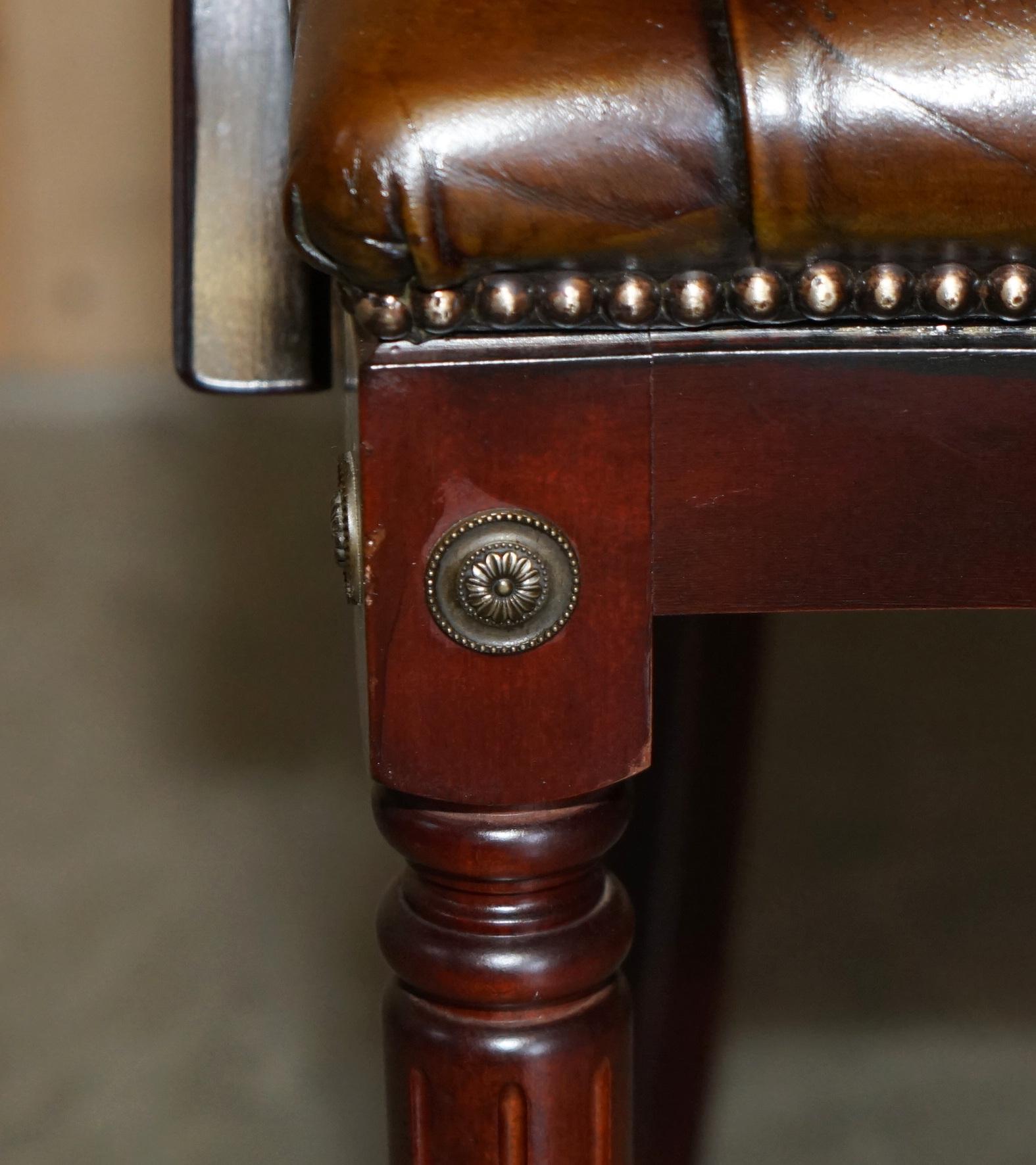 UN BEL PAIO DI POLTRONE DA LETTURA IN PELLE MARRONE DI CHEsterfield COMPLETAMENTE RISTRUTTURATE in vendita 3