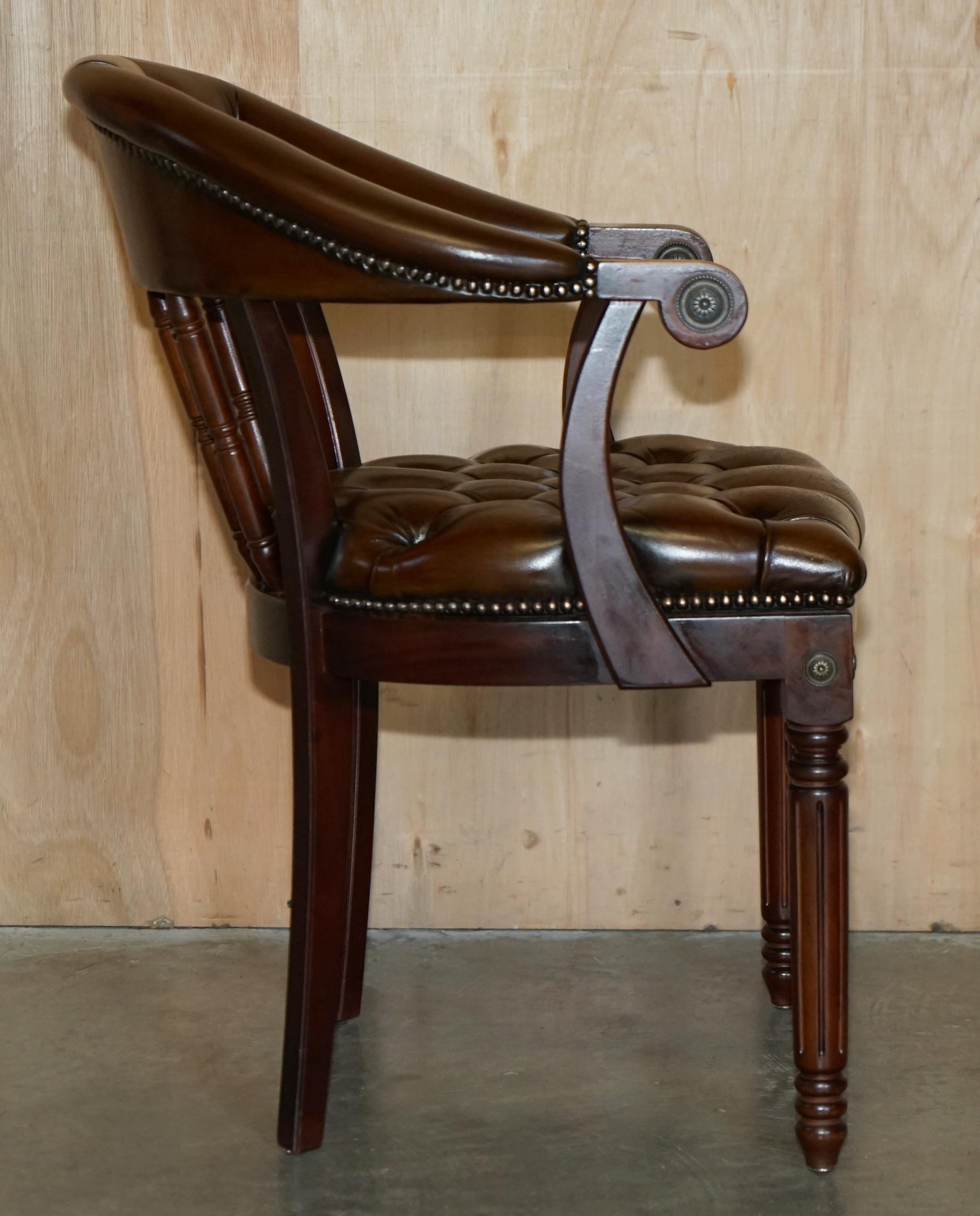 UN BEL PAIO DI POLTRONE DA LETTURA IN PELLE MARRONE DI CHEsterfield COMPLETAMENTE RISTRUTTURATE in vendita 4