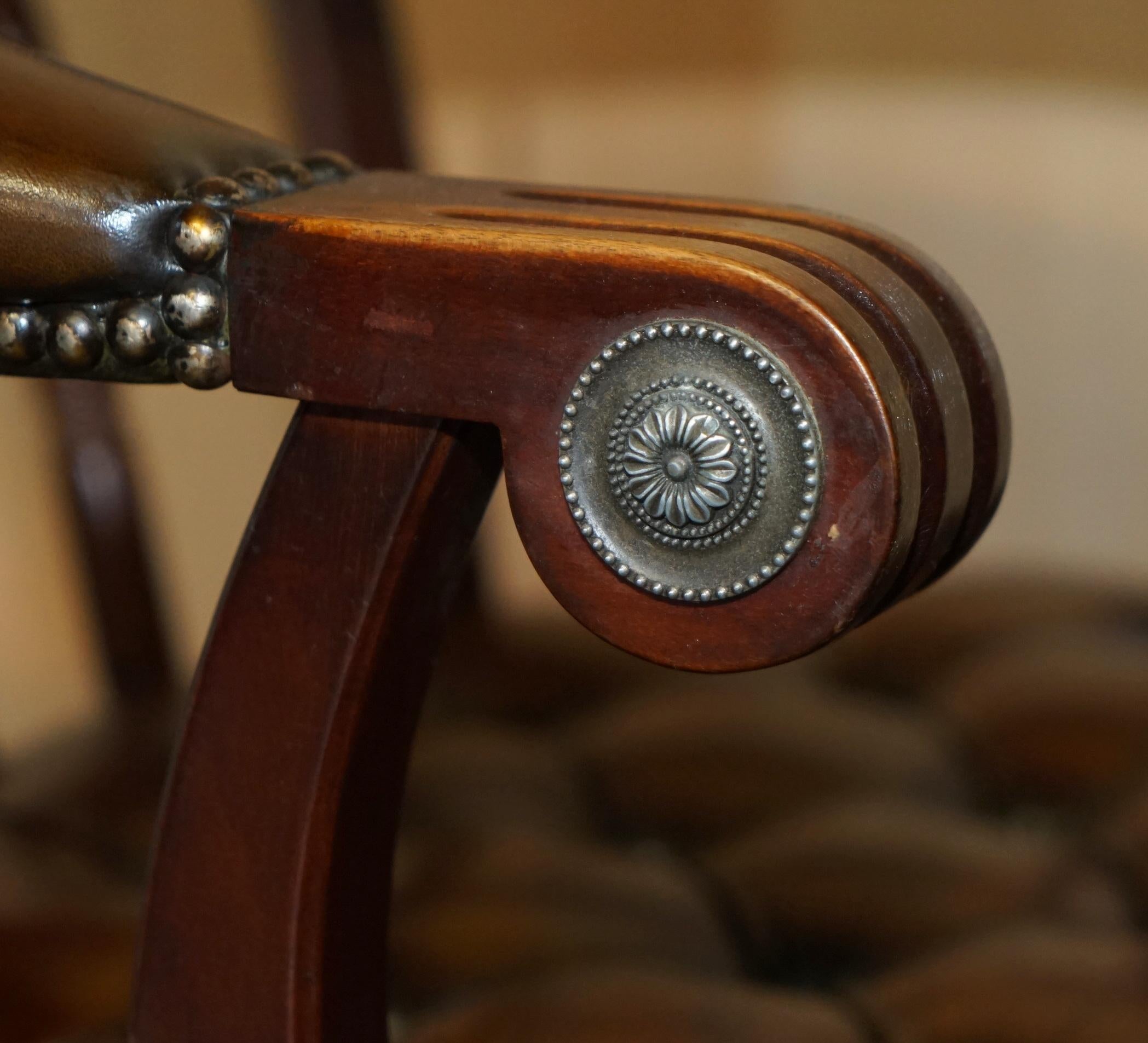 UN BEL PAIO DI POLTRONE DA LETTURA IN PELLE MARRONE DI CHEsterfield COMPLETAMENTE RISTRUTTURATE in vendita 5