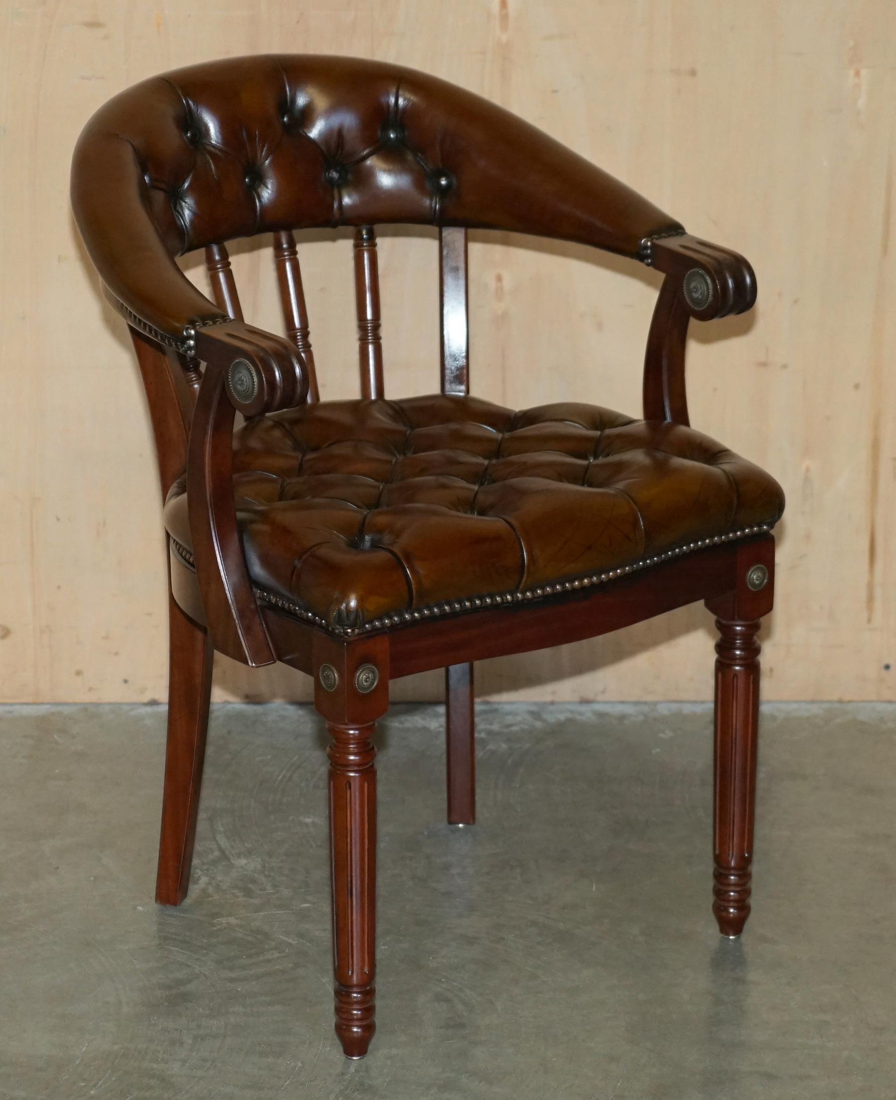 UN BEL PAIO DI POLTRONE DA LETTURA IN PELLE MARRONE DI CHEsterfield COMPLETAMENTE RISTRUTTURATE in vendita 8