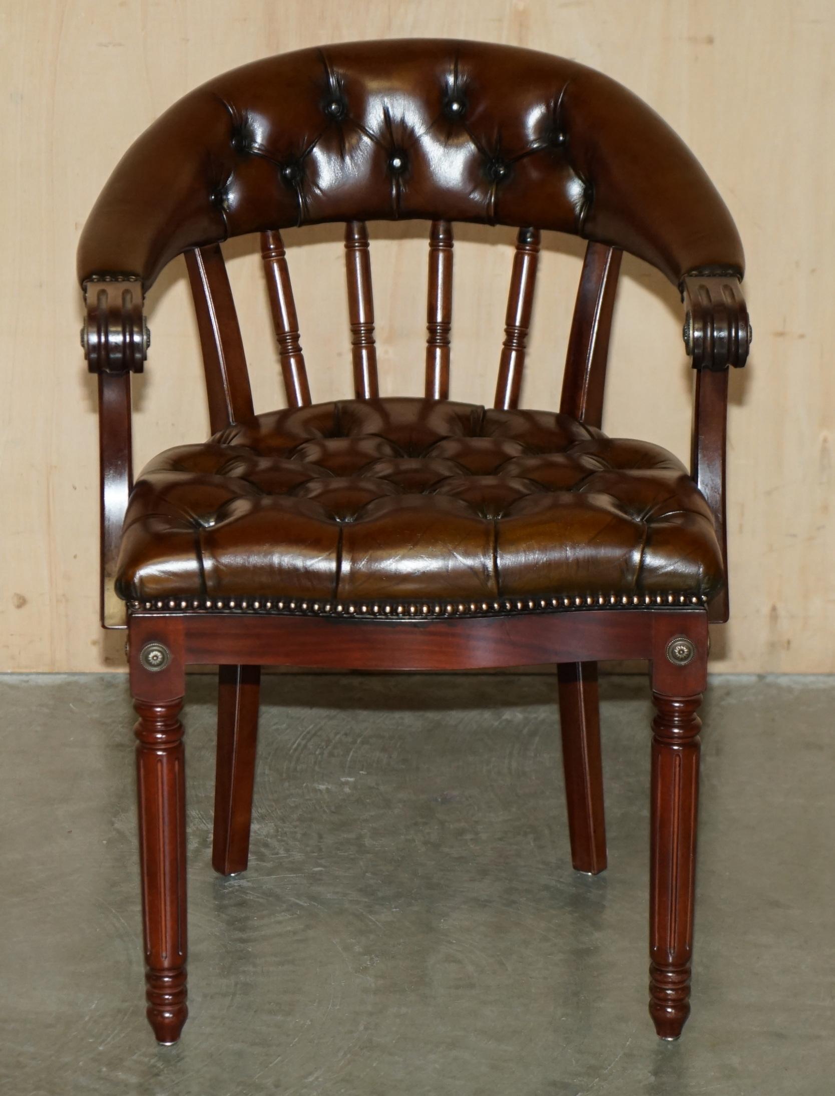 UN BEL PAIO DI POLTRONE DA LETTURA IN PELLE MARRONE DI CHEsterfield COMPLETAMENTE RISTRUTTURATE in vendita 9