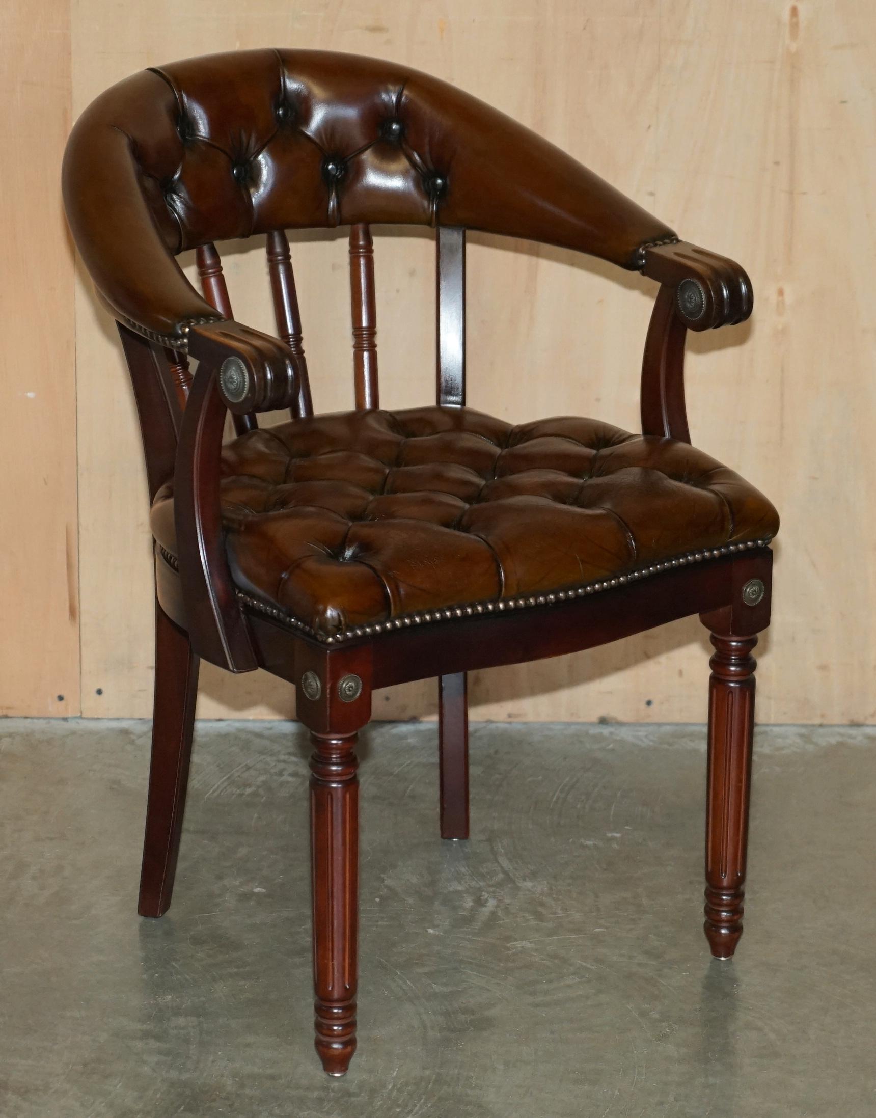 Casa Reale Antiquariato

Royal House Antiques è lieta di offrire in vendita questa deliziosa coppia di poltrone da lettura vintage in stile Regency, completamente restaurate, in pelle marrone Chesterfield tinta a mano, che possono essere utilizzate