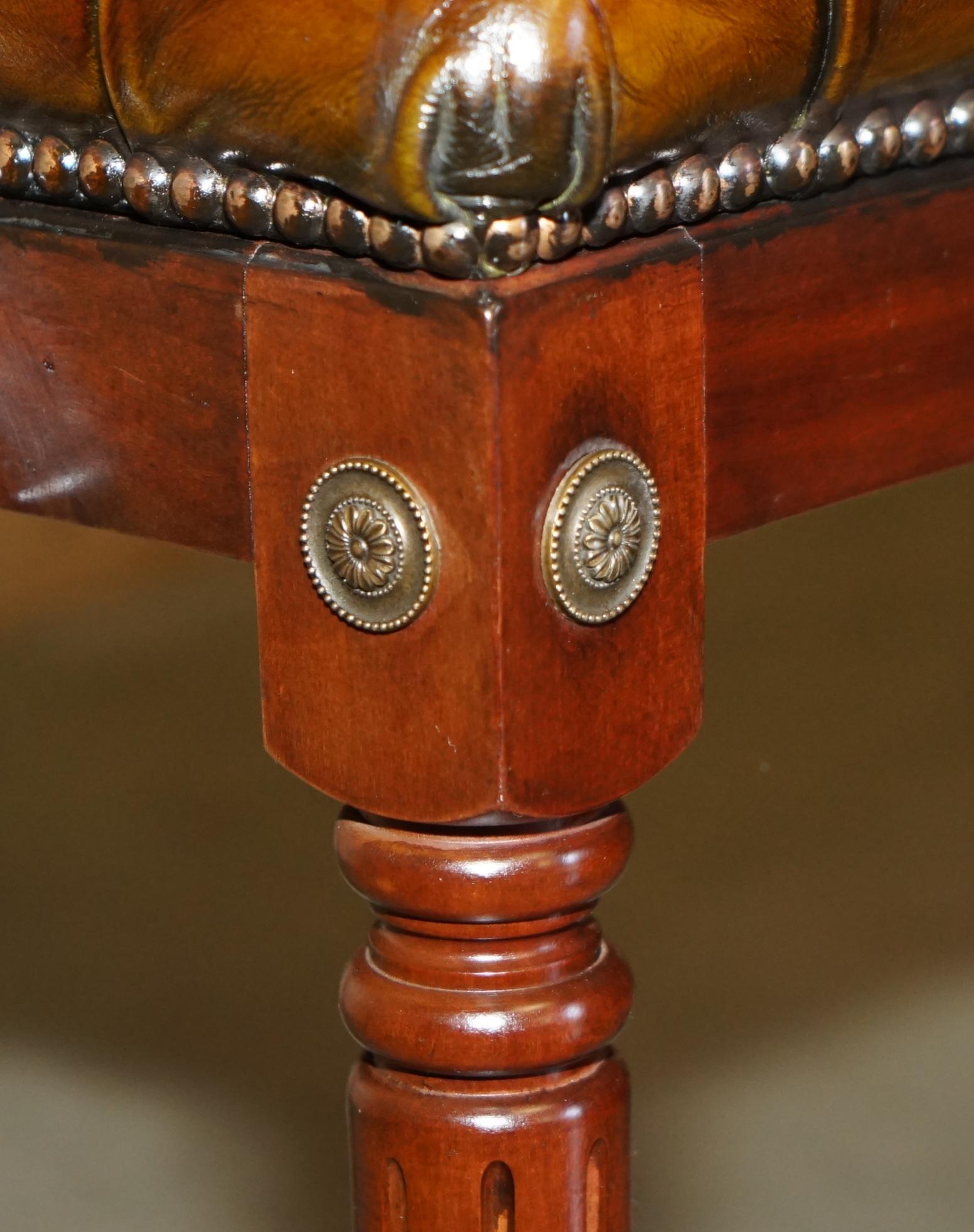 UN BEL PAIO DI POLTRONE DA LETTURA IN PELLE MARRONE DI CHEsterfield COMPLETAMENTE RISTRUTTURATE in vendita 12