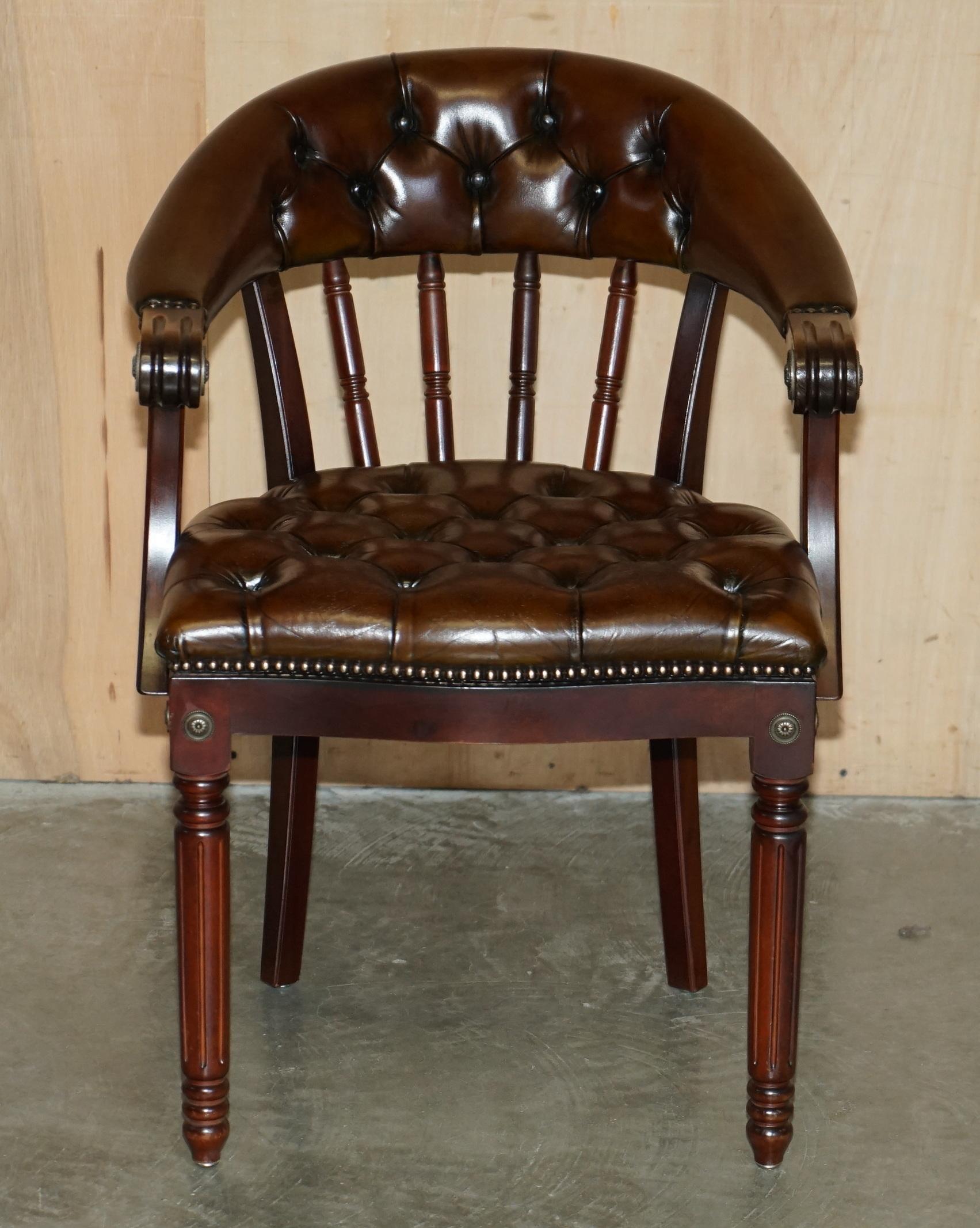 Regency UN BEL PAIO DI POLTRONE DA LETTURA IN PELLE MARRONE DI CHEsterfield COMPLETAMENTE RISTRUTTURATE in vendita