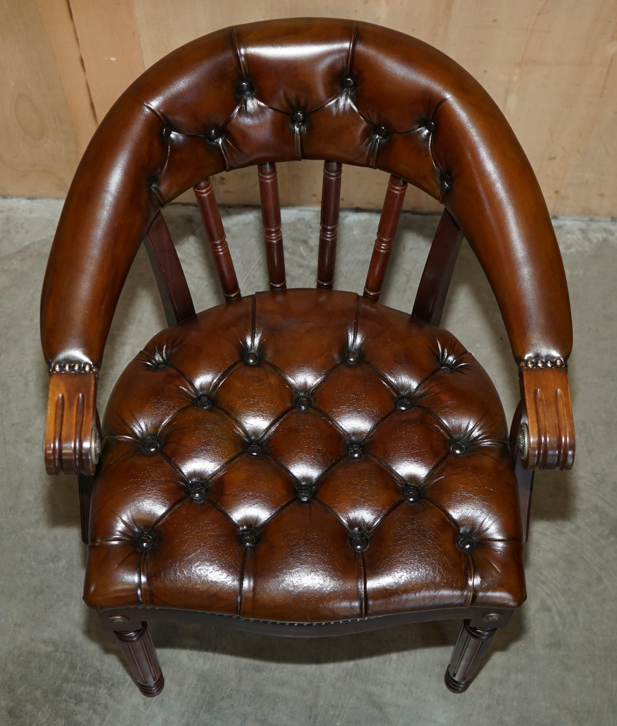 Inglese UN BEL PAIO DI POLTRONE DA LETTURA IN PELLE MARRONE DI CHEsterfield COMPLETAMENTE RISTRUTTURATE in vendita