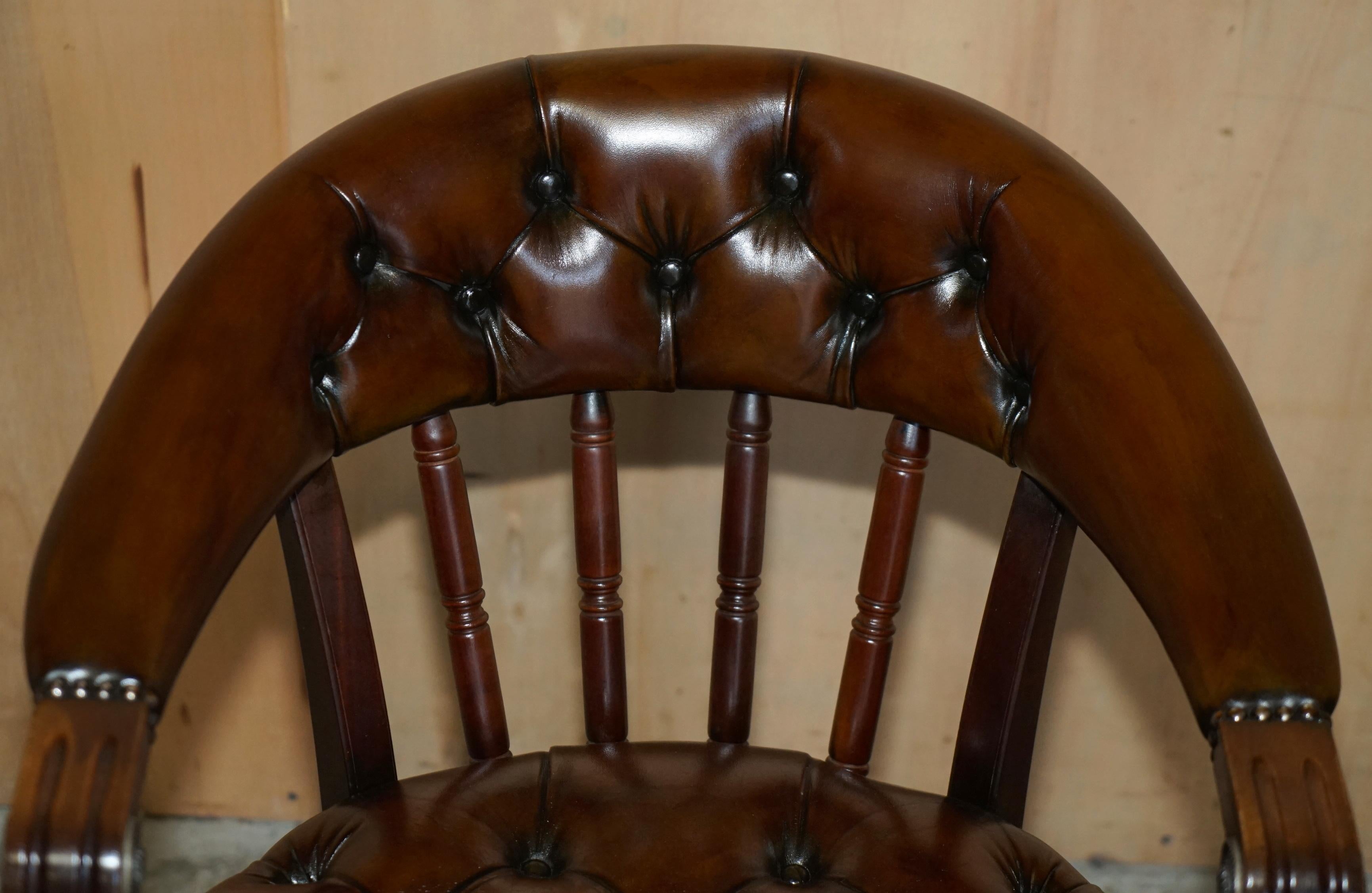 UN BEL PAIO DI POLTRONE DA LETTURA IN PELLE MARRONE DI CHEsterfield COMPLETAMENTE RISTRUTTURATE In condizioni buone in vendita a West Sussex, Pulborough