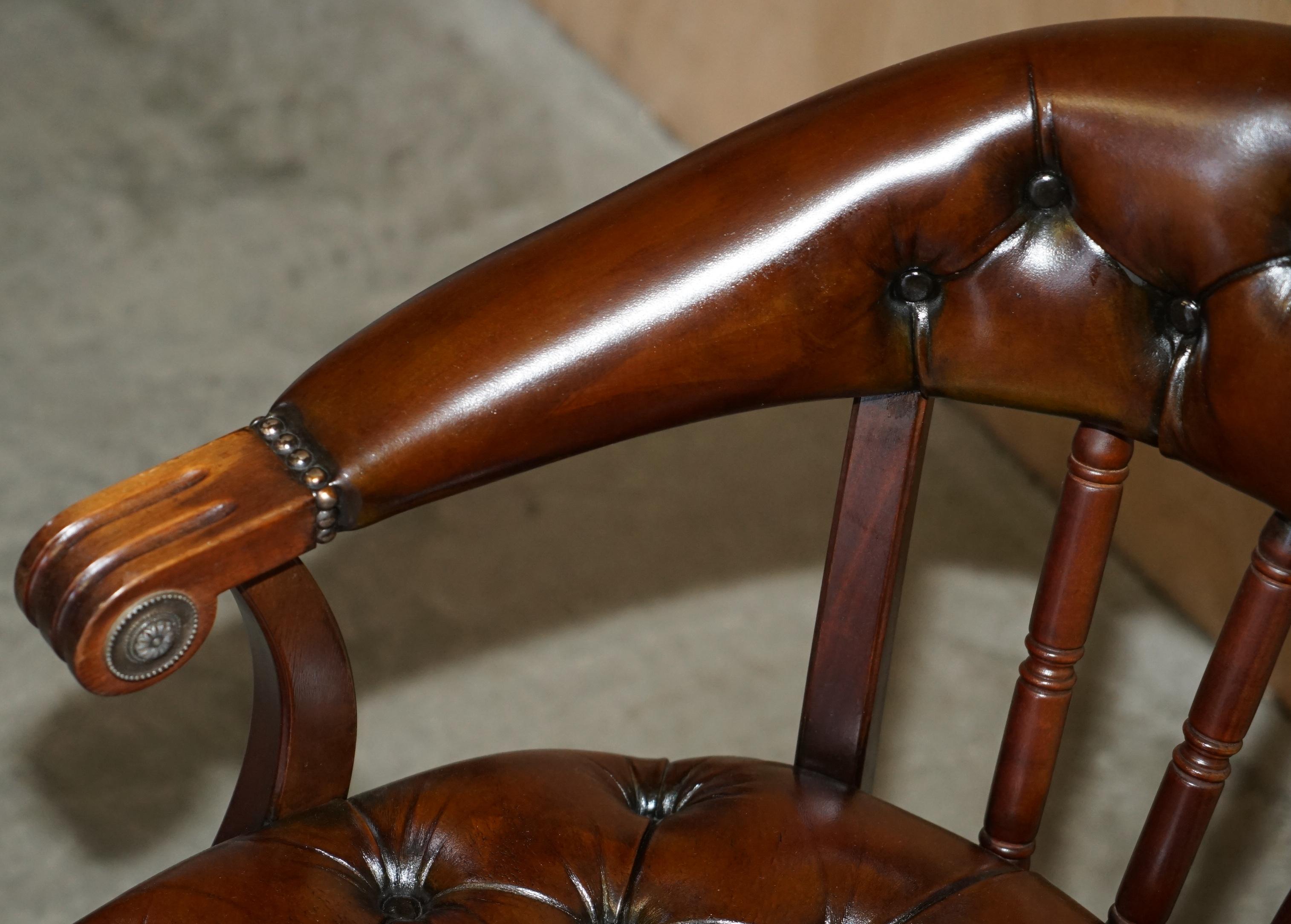 XX secolo UN BEL PAIO DI POLTRONE DA LETTURA IN PELLE MARRONE DI CHEsterfield COMPLETAMENTE RISTRUTTURATE in vendita