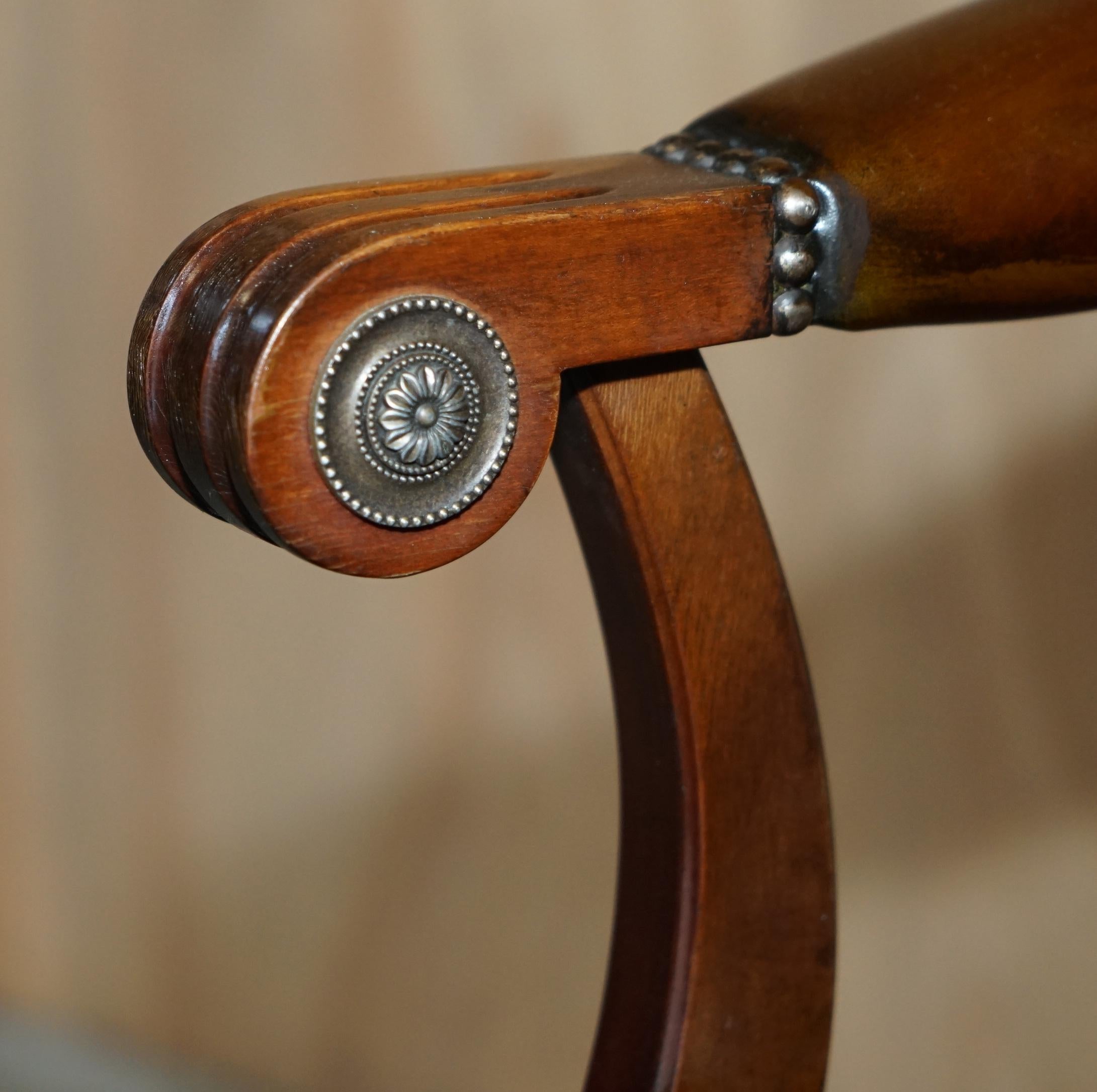 Pelle UN BEL PAIO DI POLTRONE DA LETTURA IN PELLE MARRONE DI CHEsterfield COMPLETAMENTE RISTRUTTURATE in vendita