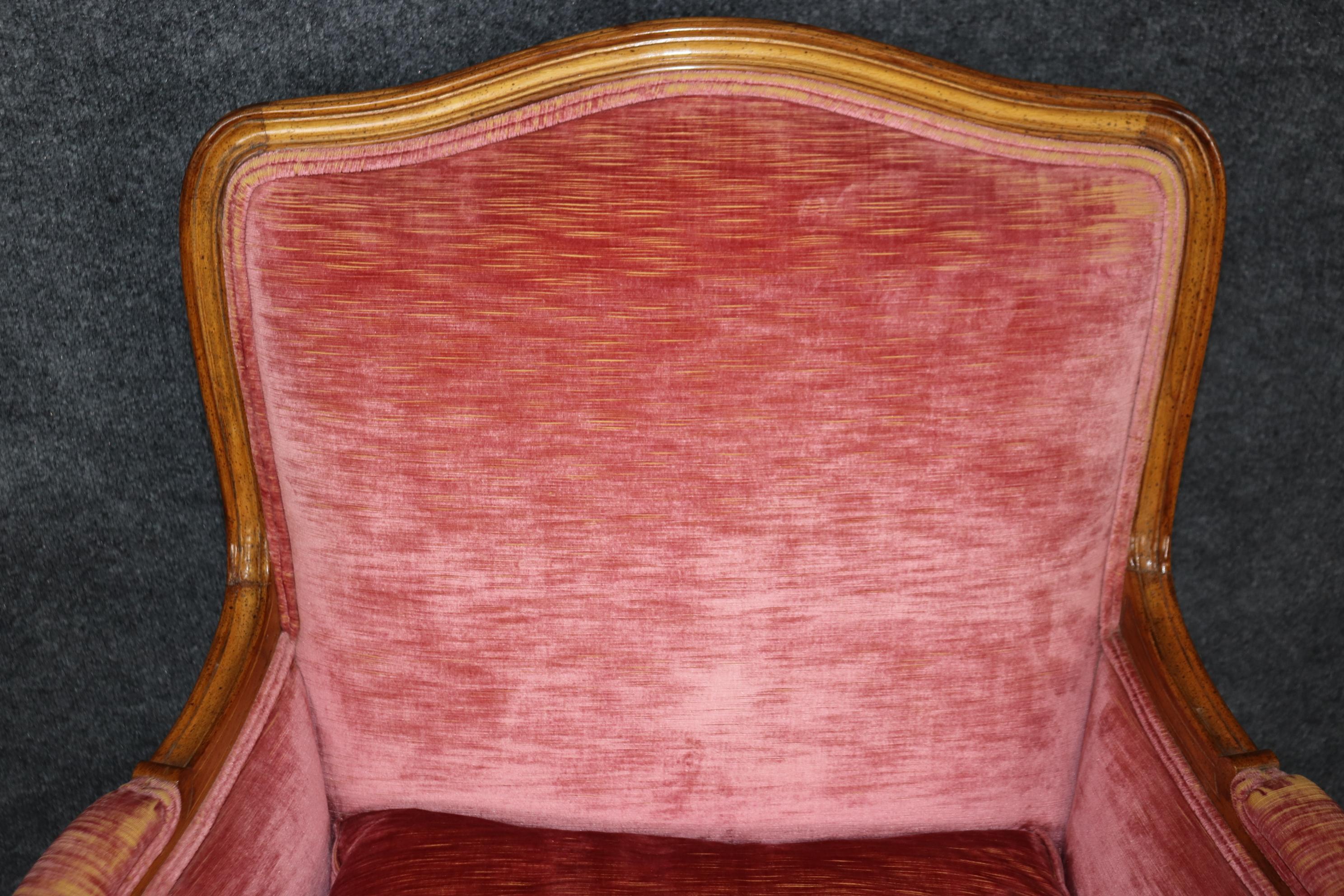 Paire de chaises en velours rose, noyer et Bergère Louis XV.  en vente 4