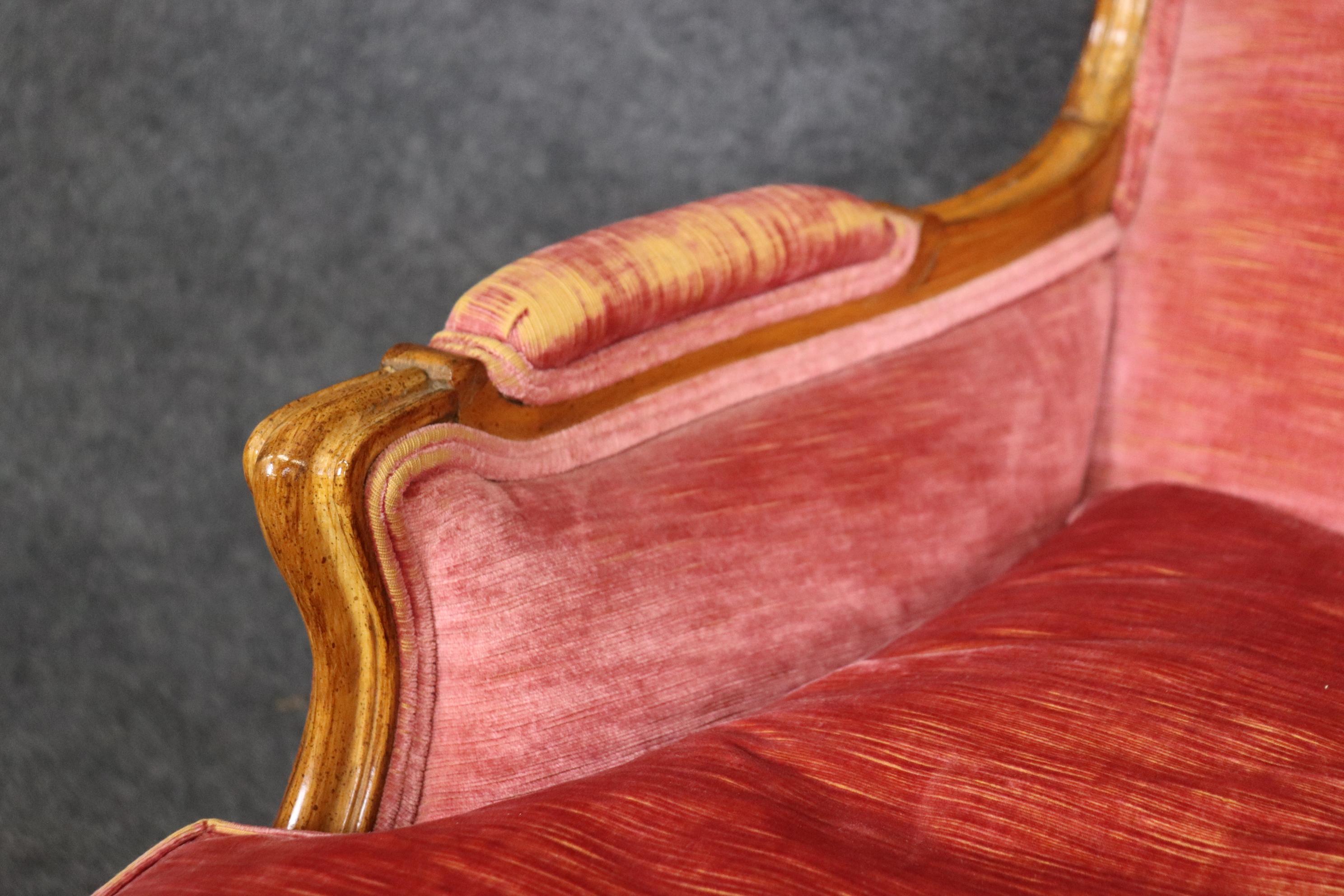 Français Paire de chaises en velours rose, noyer et Bergère Louis XV.  en vente