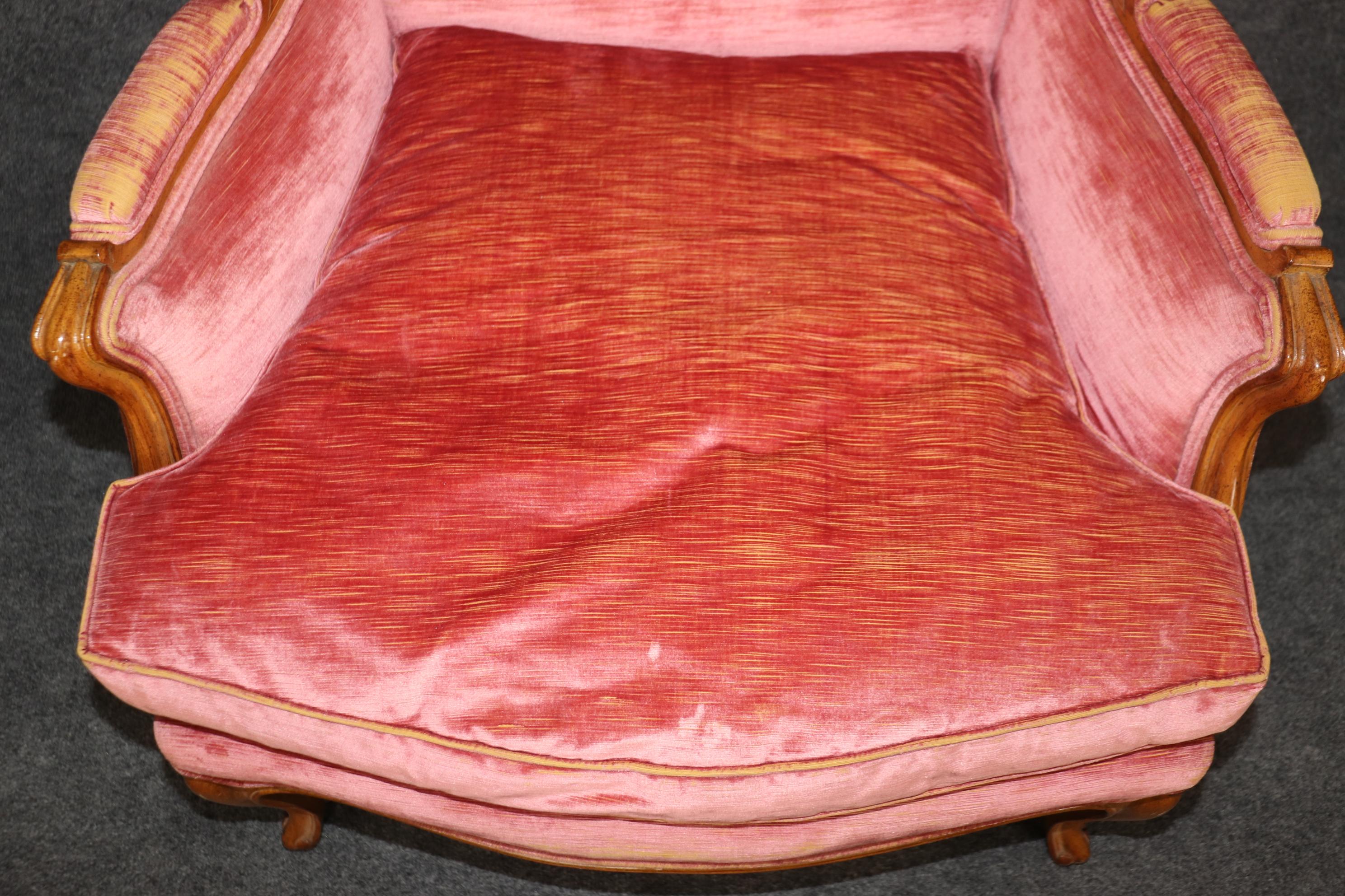 Paire de chaises en velours rose, noyer et Bergère Louis XV.  en vente 3